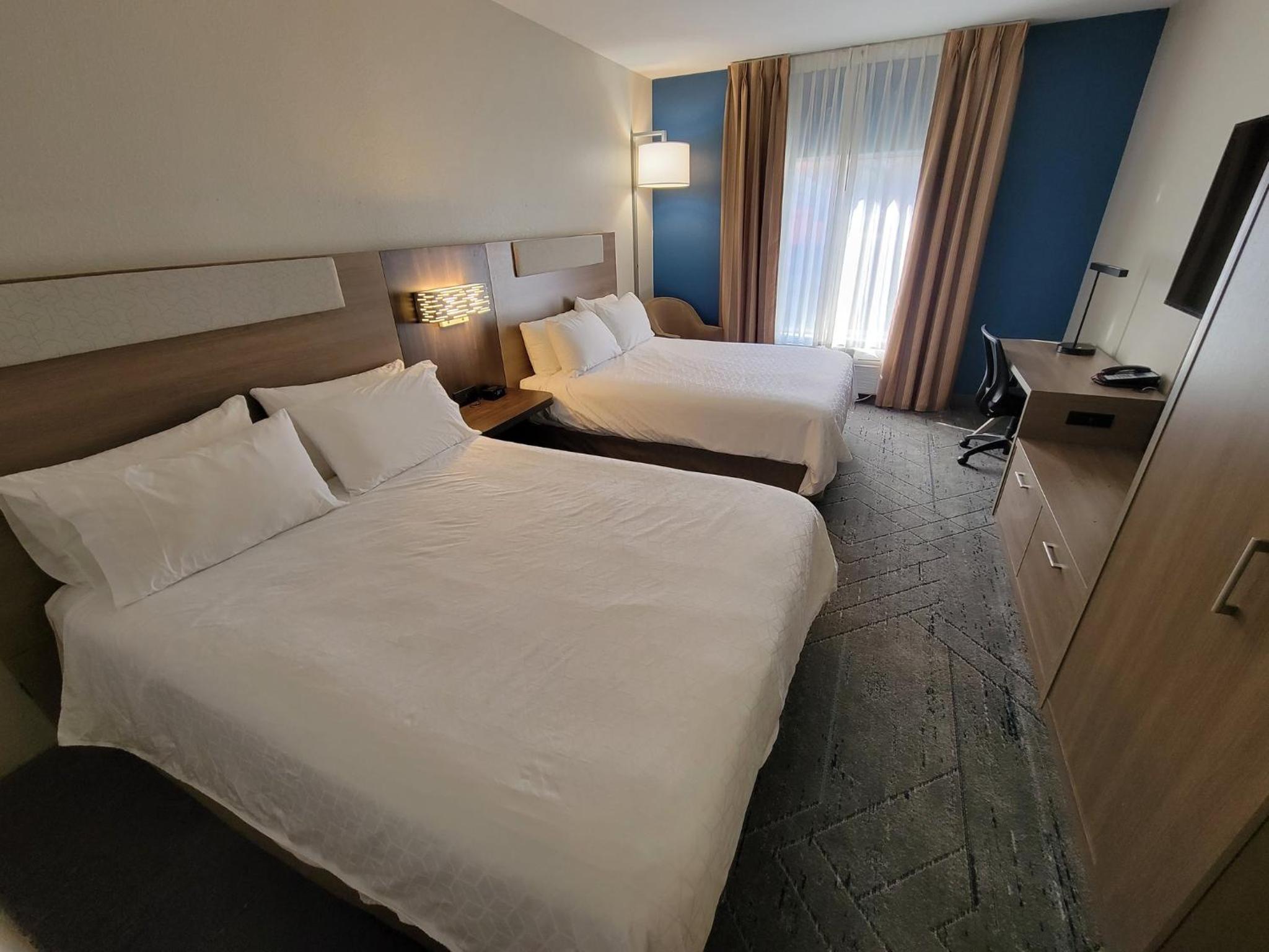 Standard Queen Room with Two Queen Beds - Photo 9