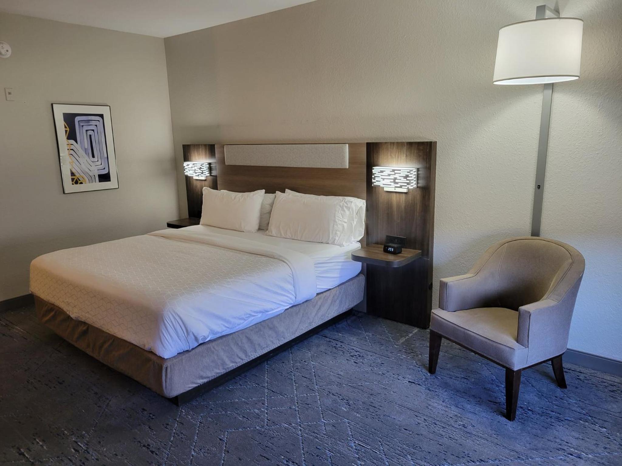 Standard King Room - Photo 7