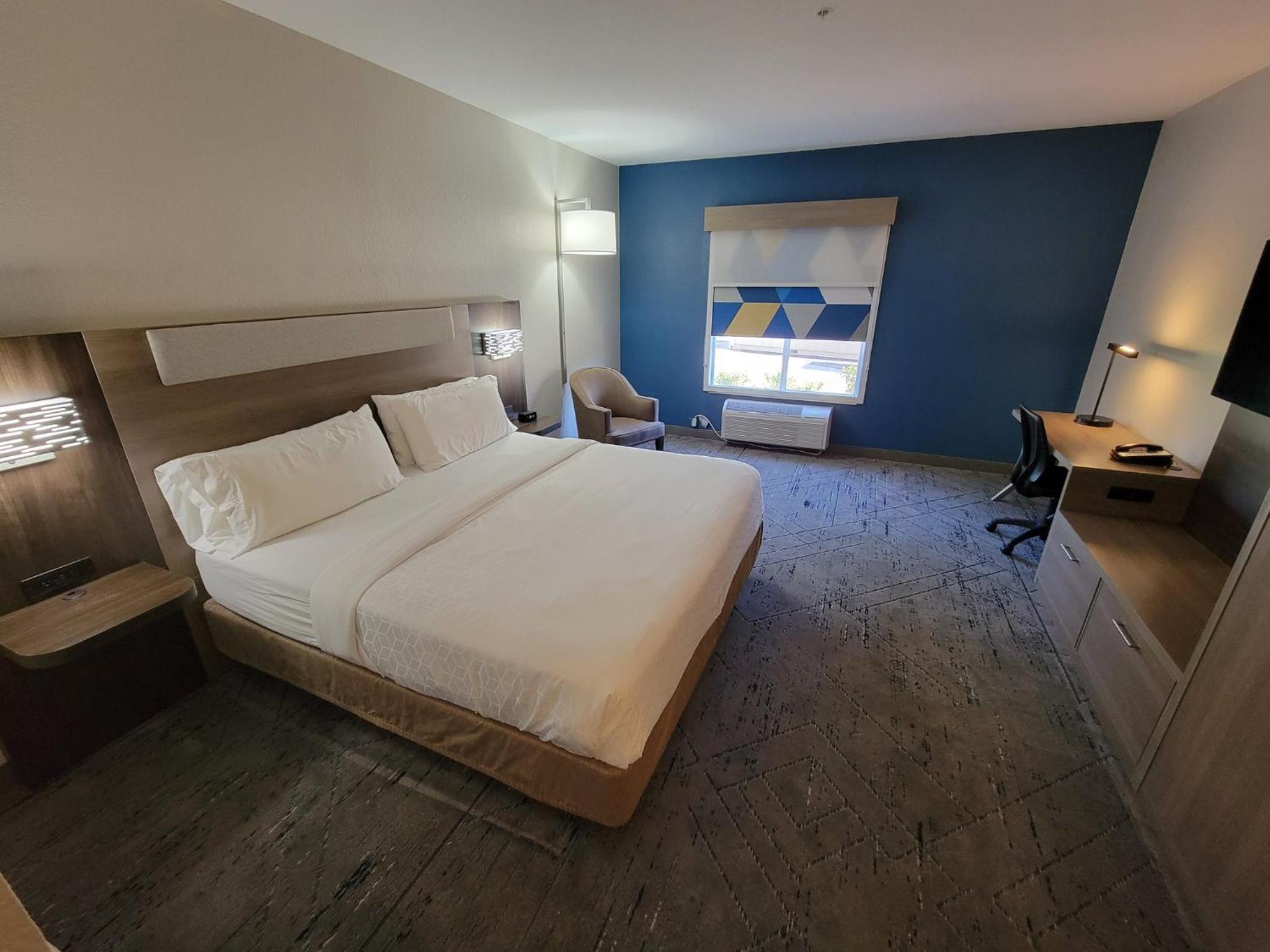 Standard King Room - Photo 12