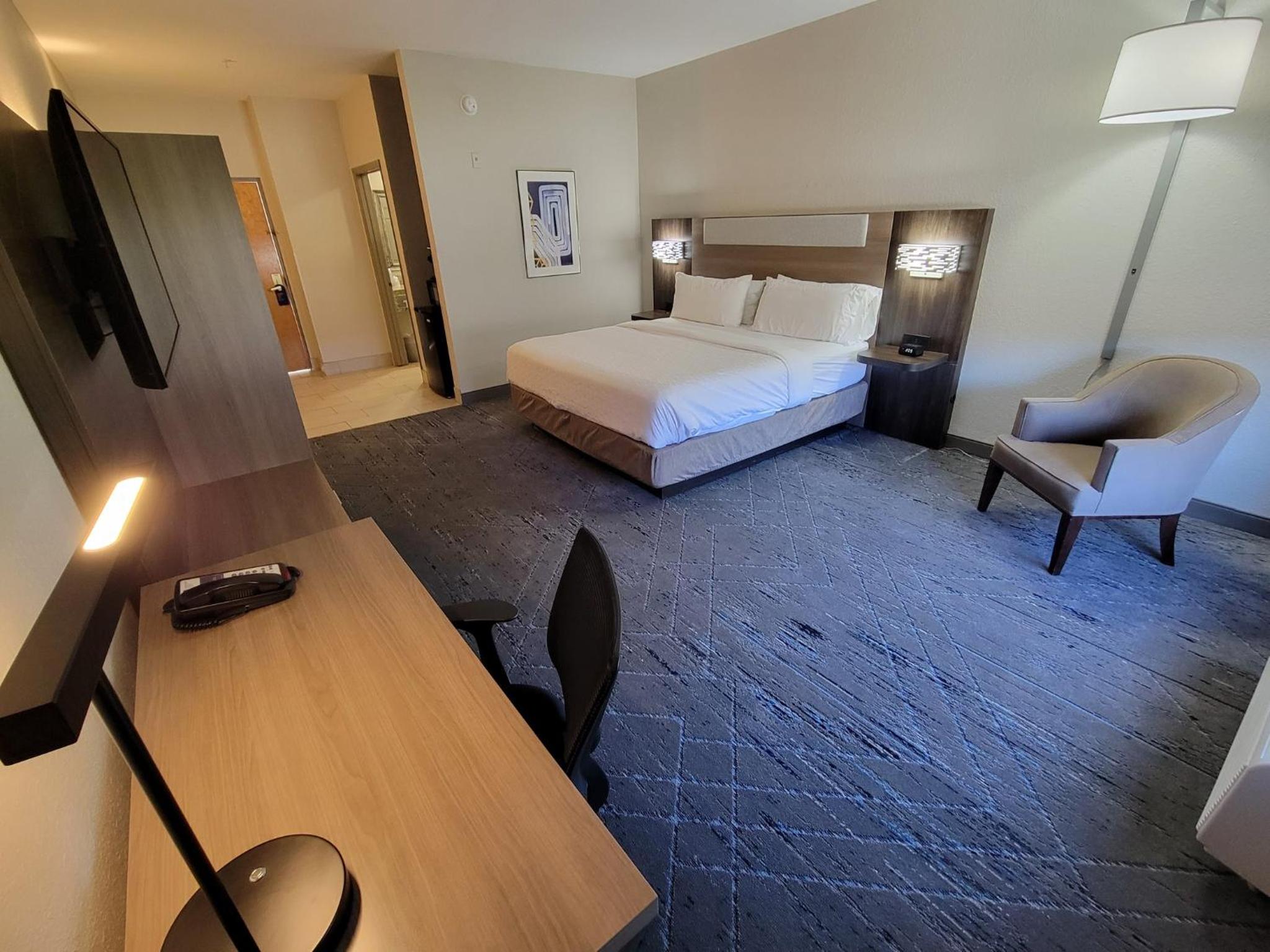 Standard King Room - Photo 11
