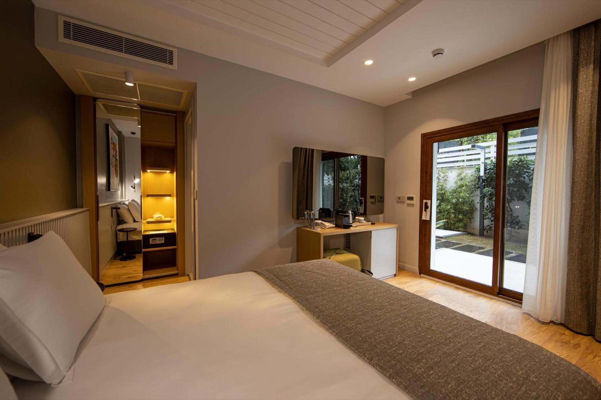 King Room with Garden View - Photo 7