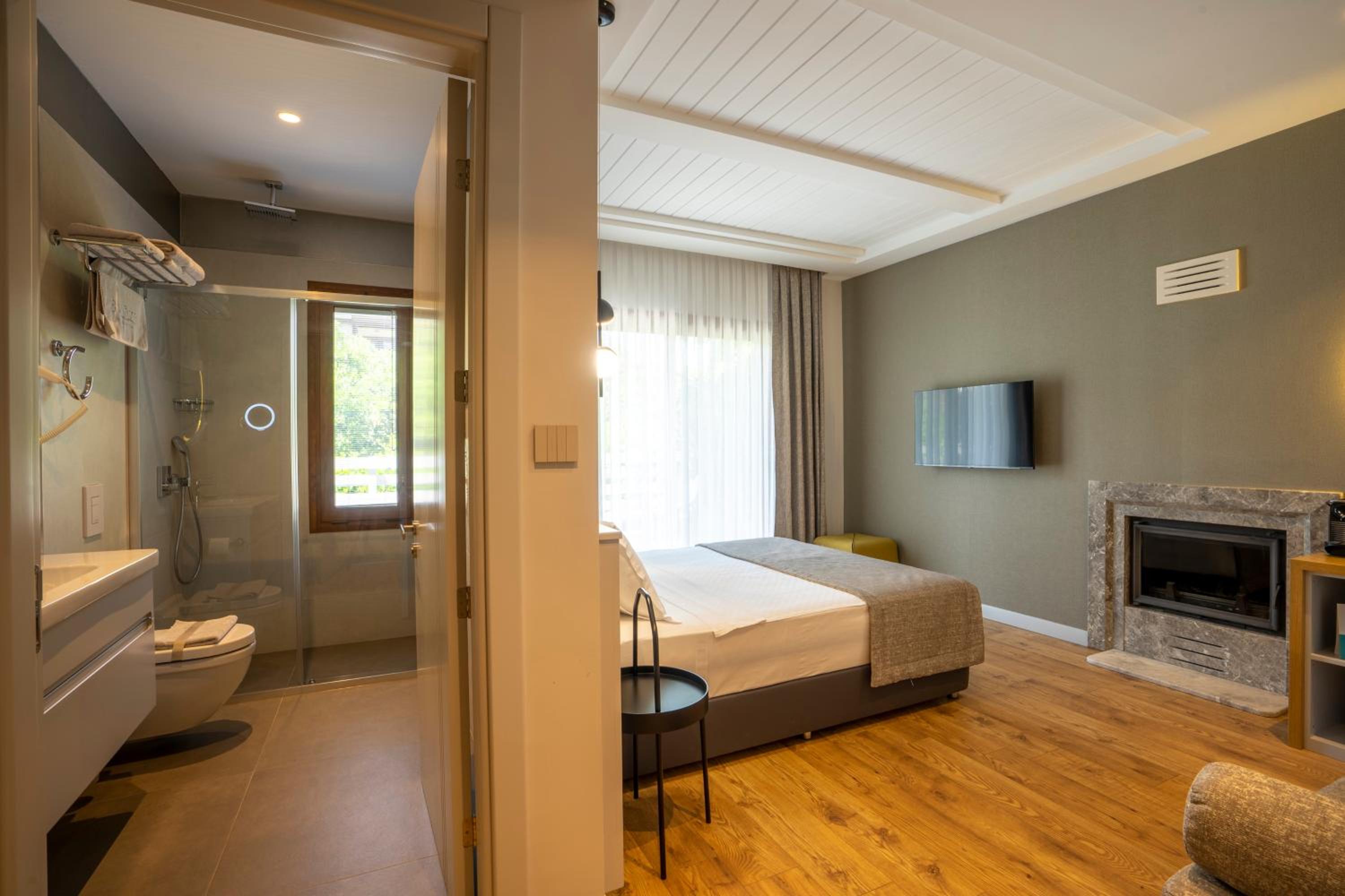 Standard King Room - Photo 3