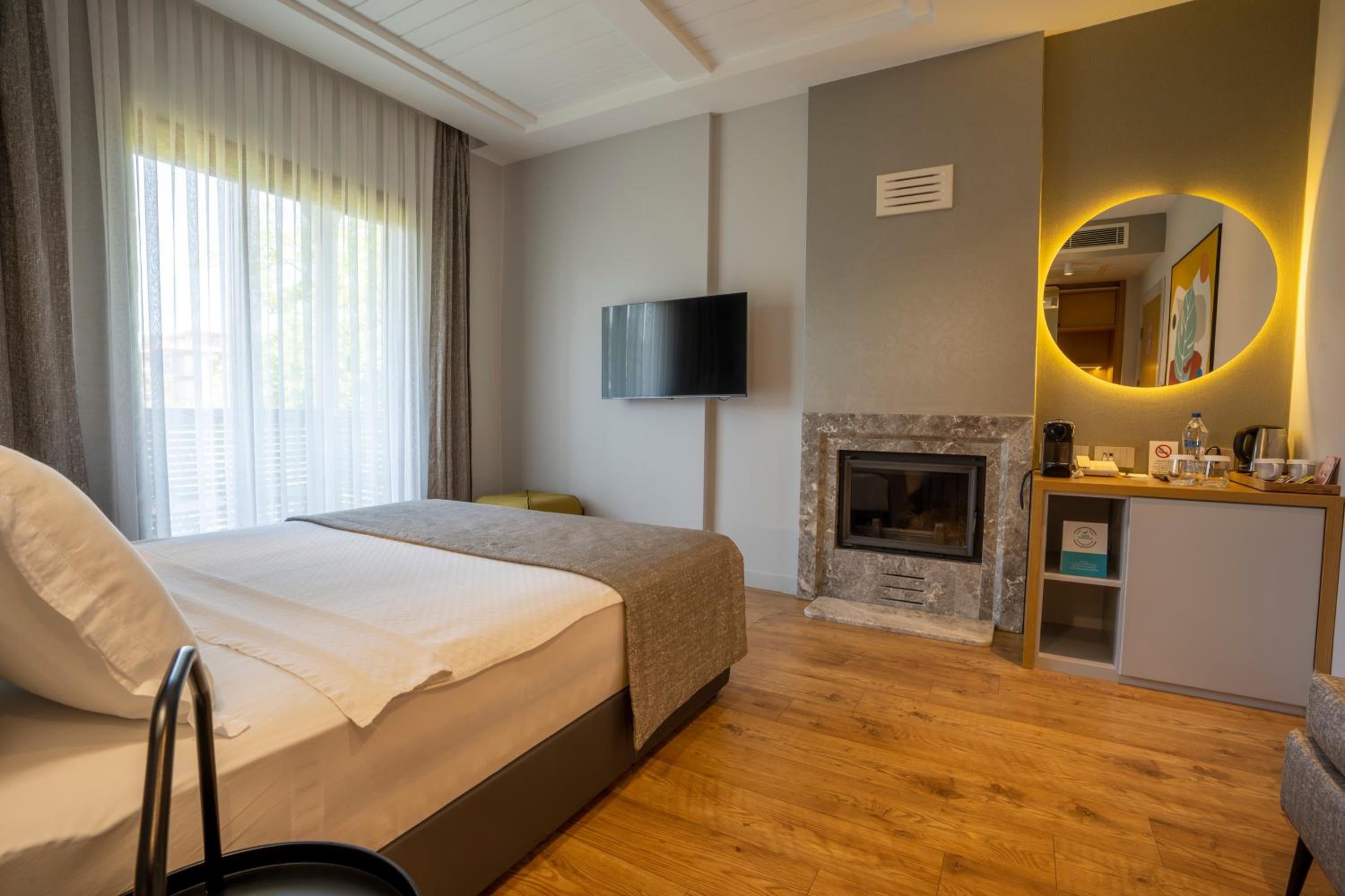 Standard King Room - Photo 2