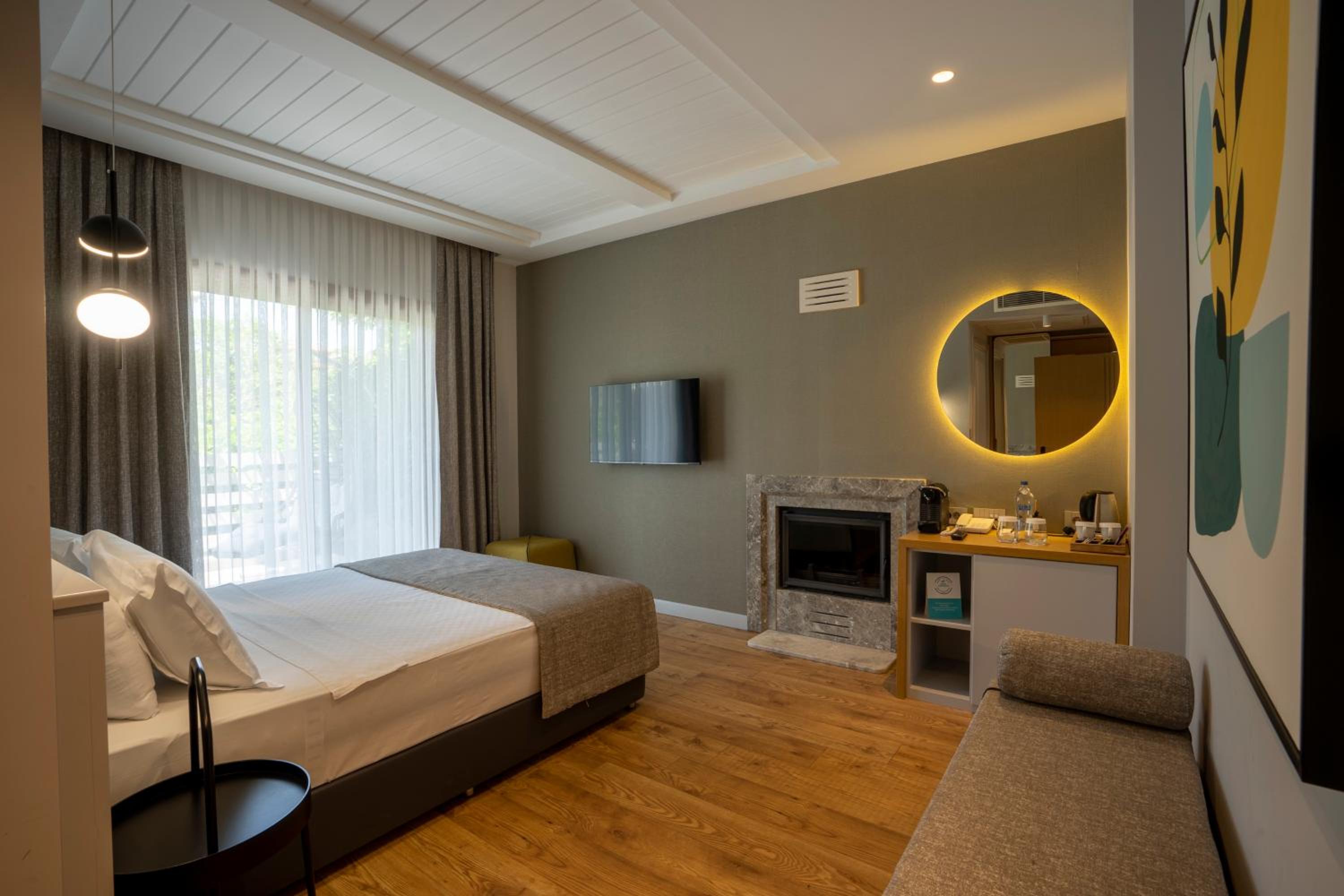 Standard King Room - Photo 5
