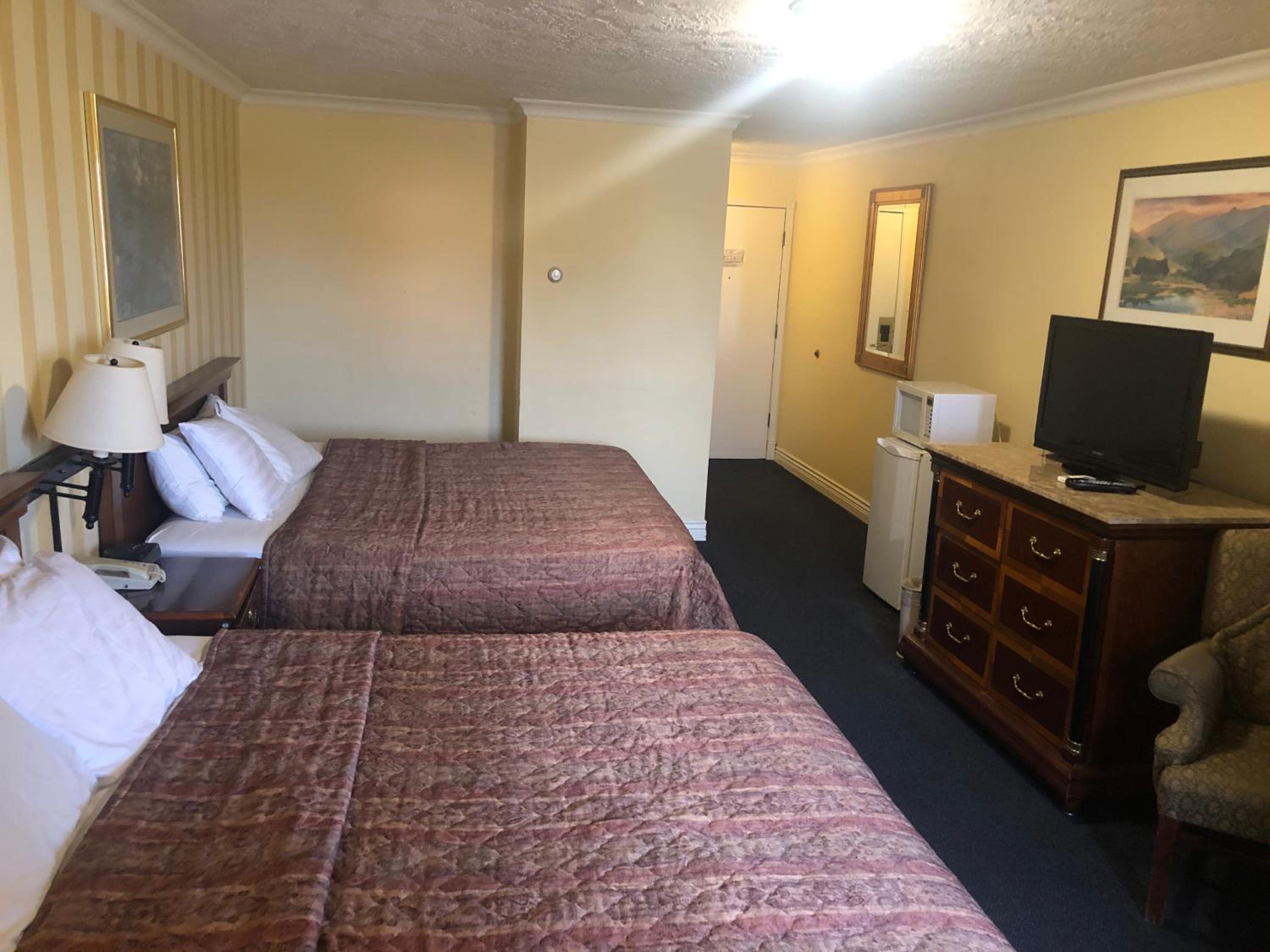 King Room with Two King Beds - Photo 8