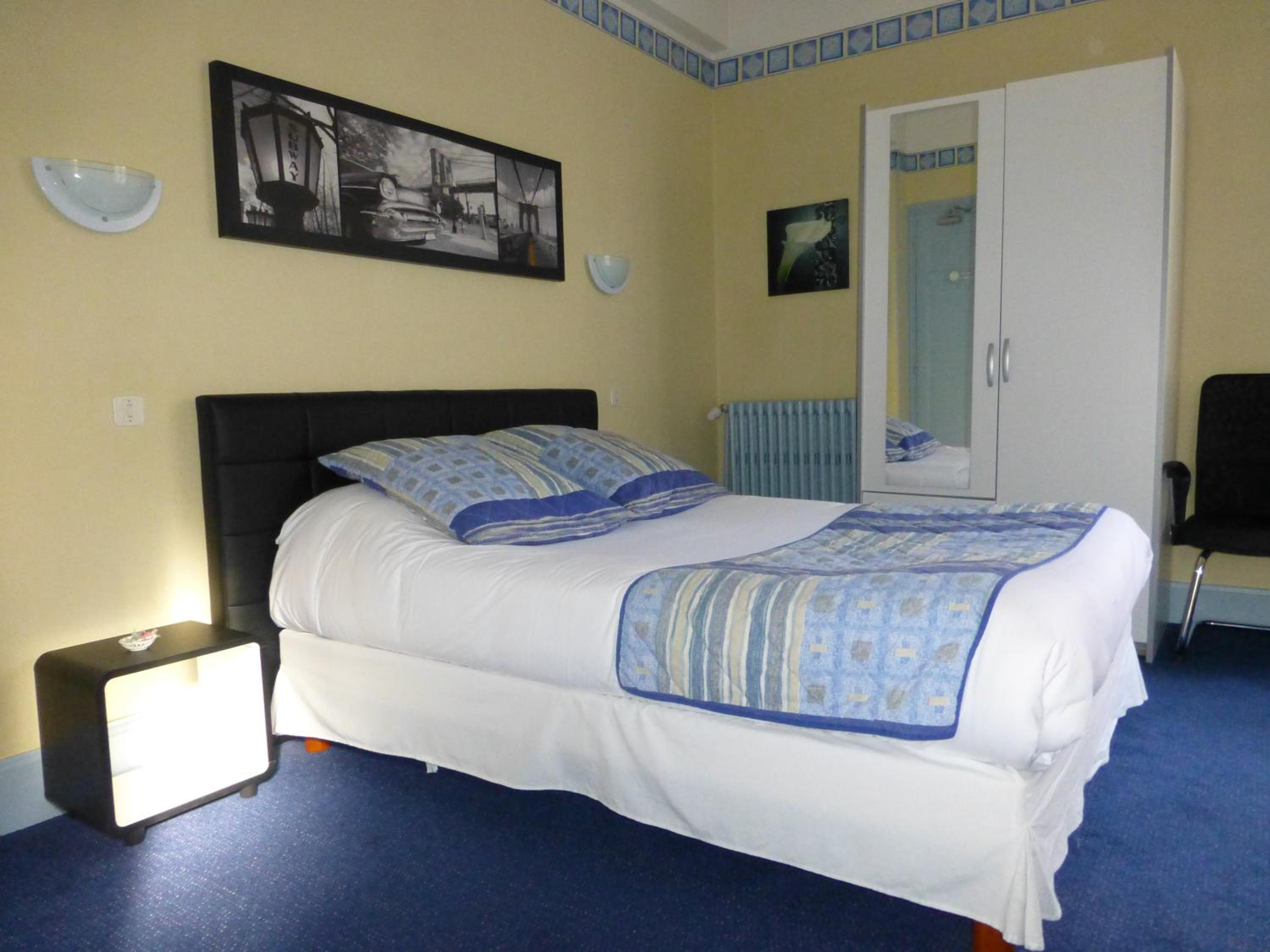 Double Room with Bath - Photo 2