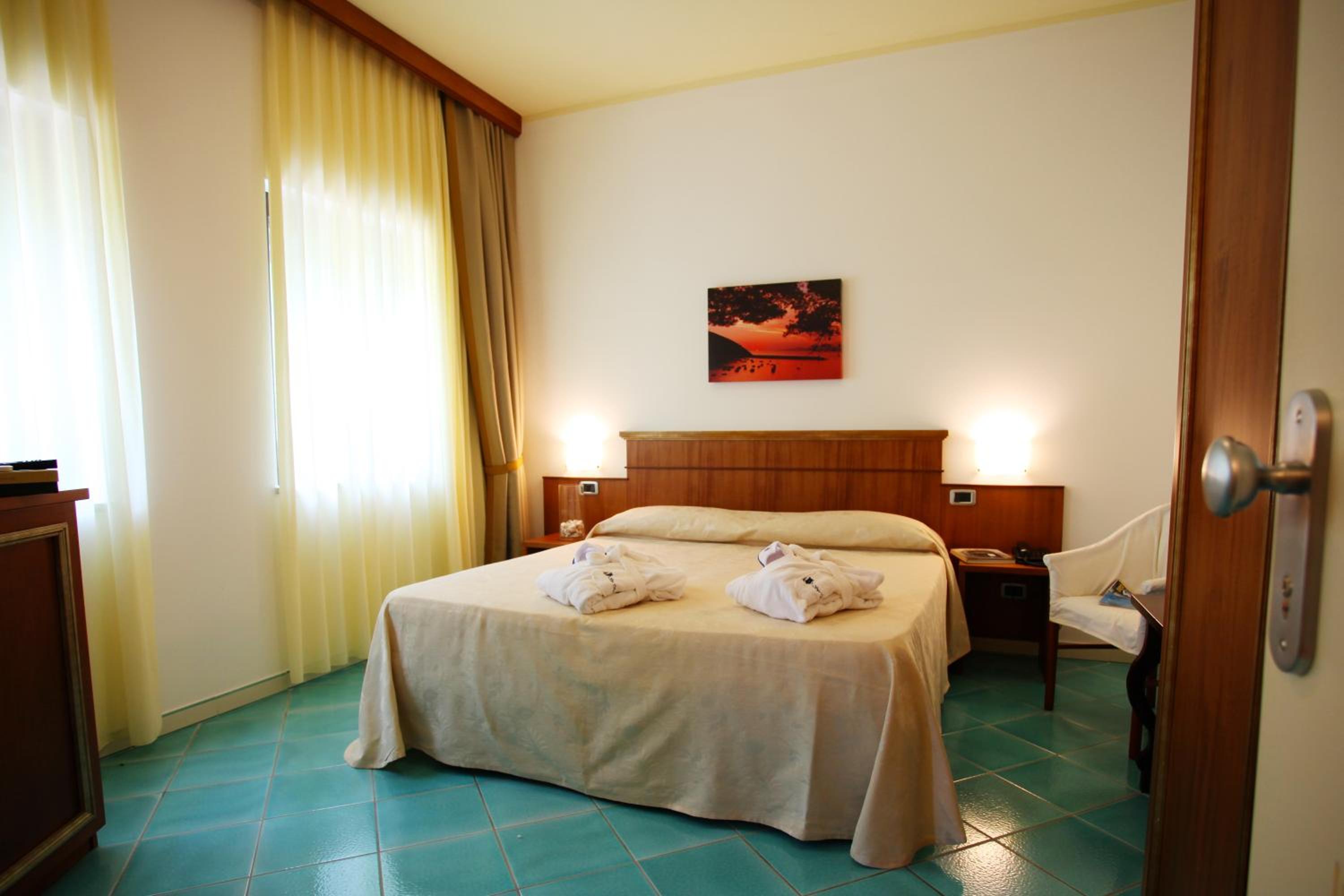 Double Room - Photo 7
