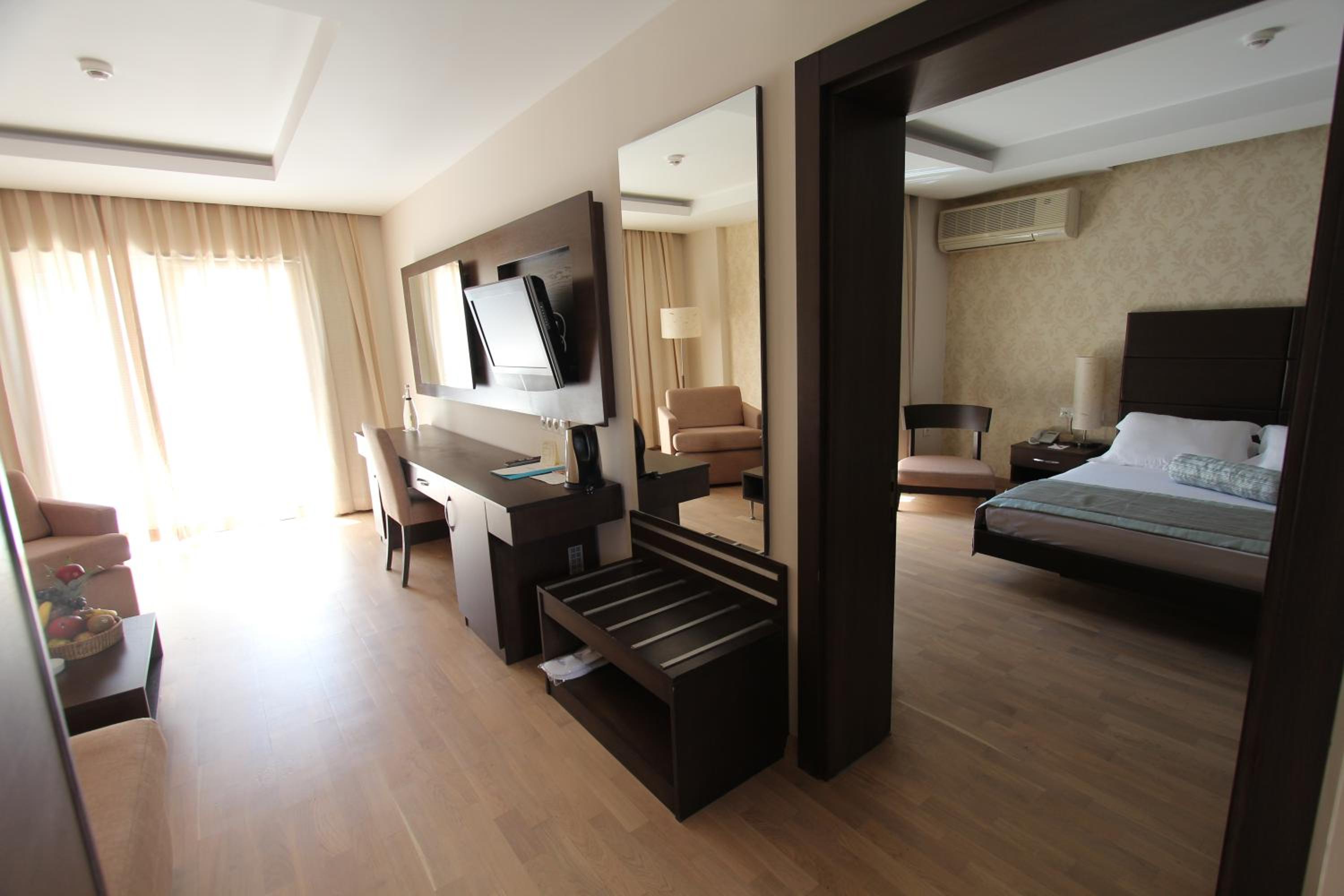 Suite Room - Photo 7