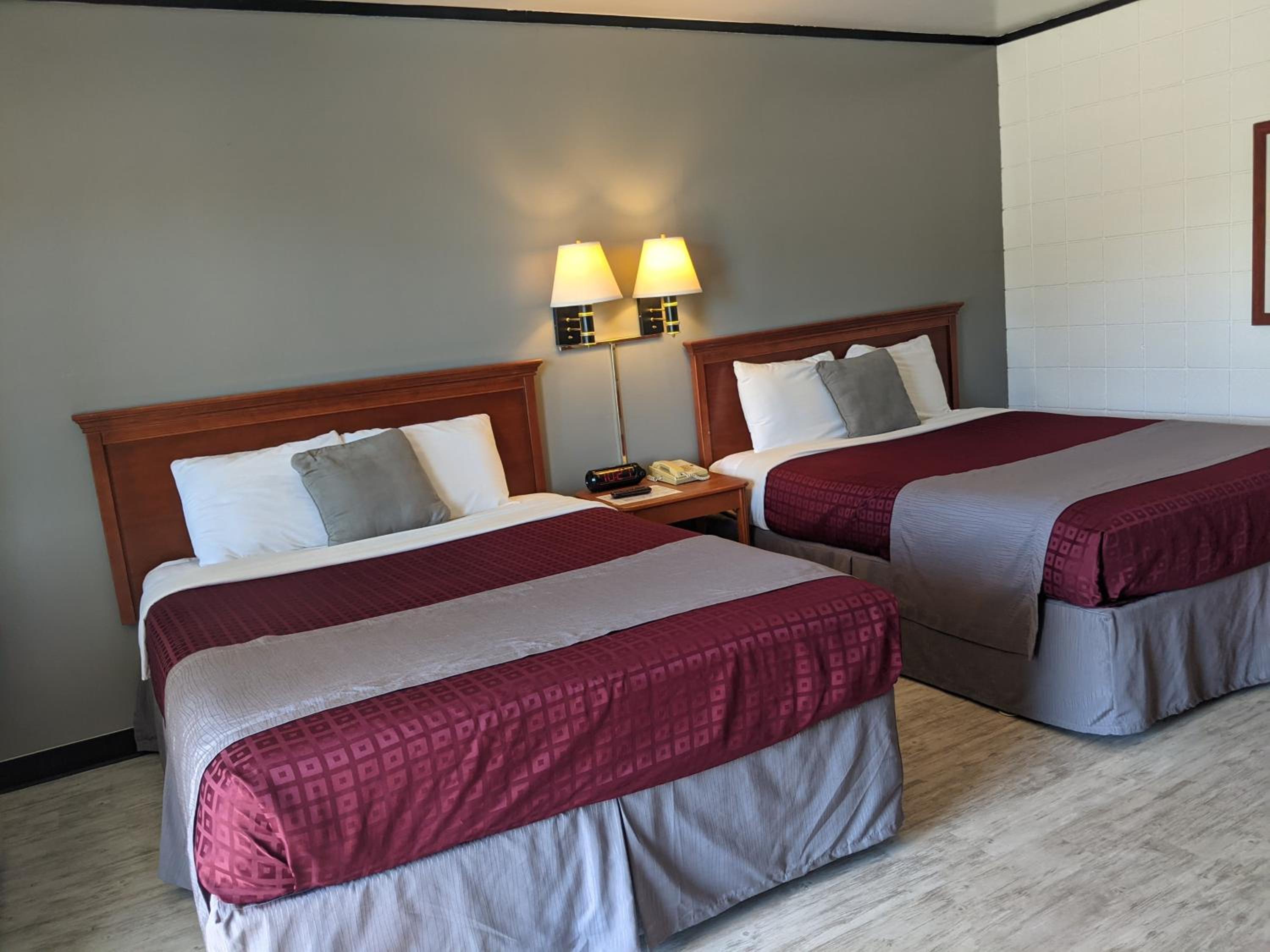Queen Room with Two Queen Beds photo 1