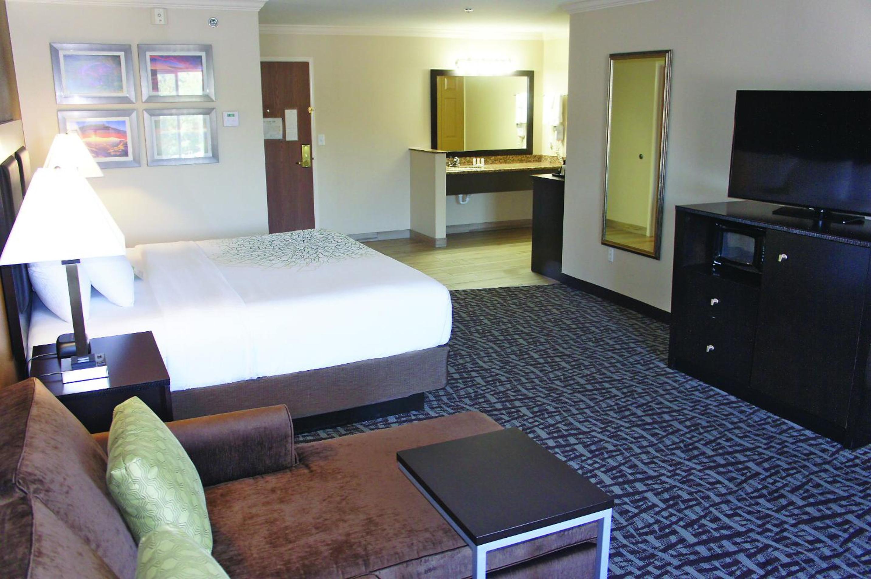 Executive King Room - Non-Smoking - Photo 4