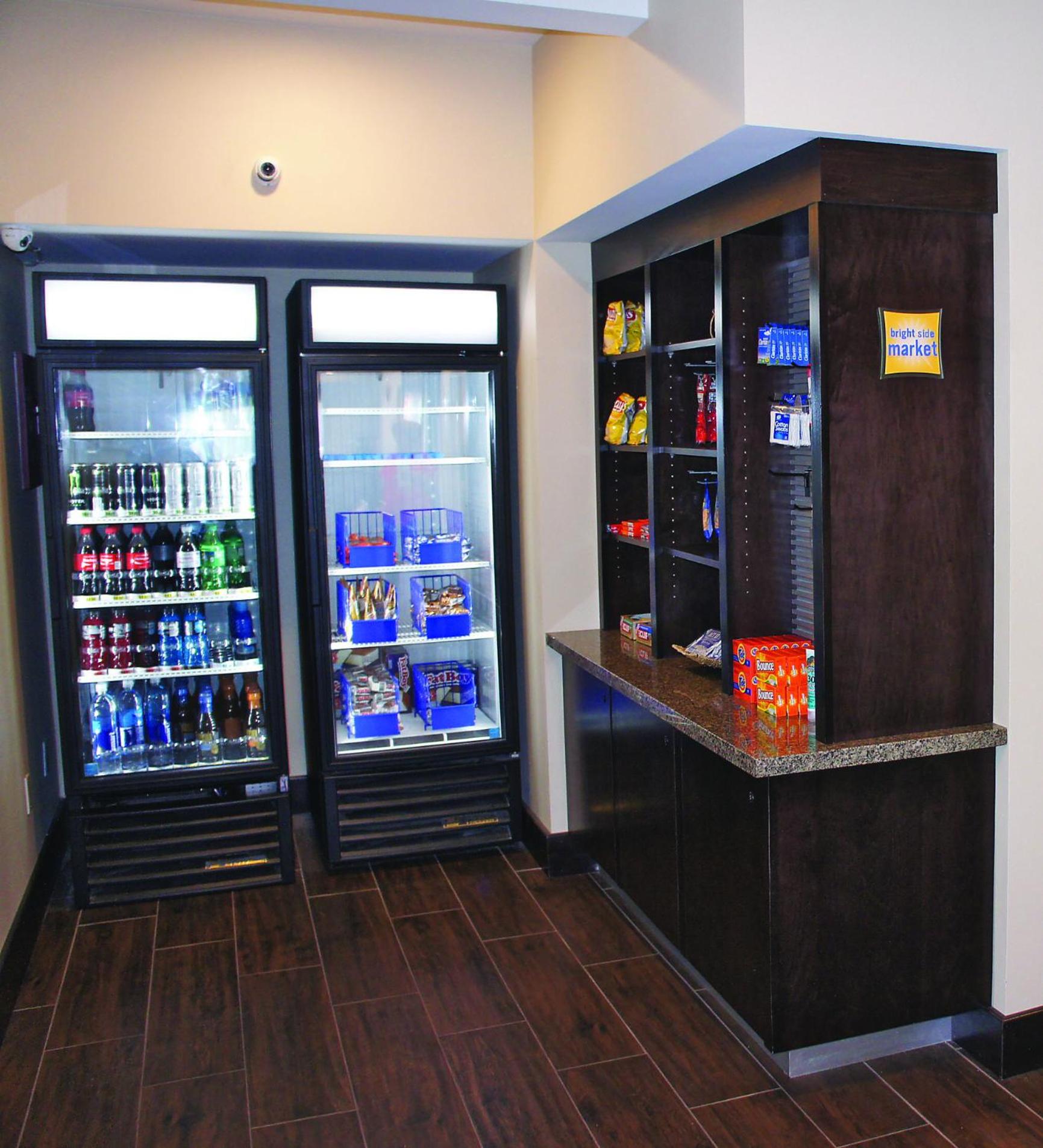 Deluxe Suite - Mobility Access/Non-Smoking - Photo 3