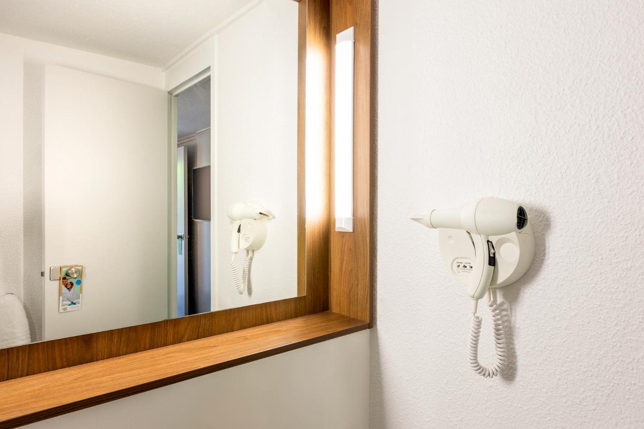 Standard Twin Room - Photo 4