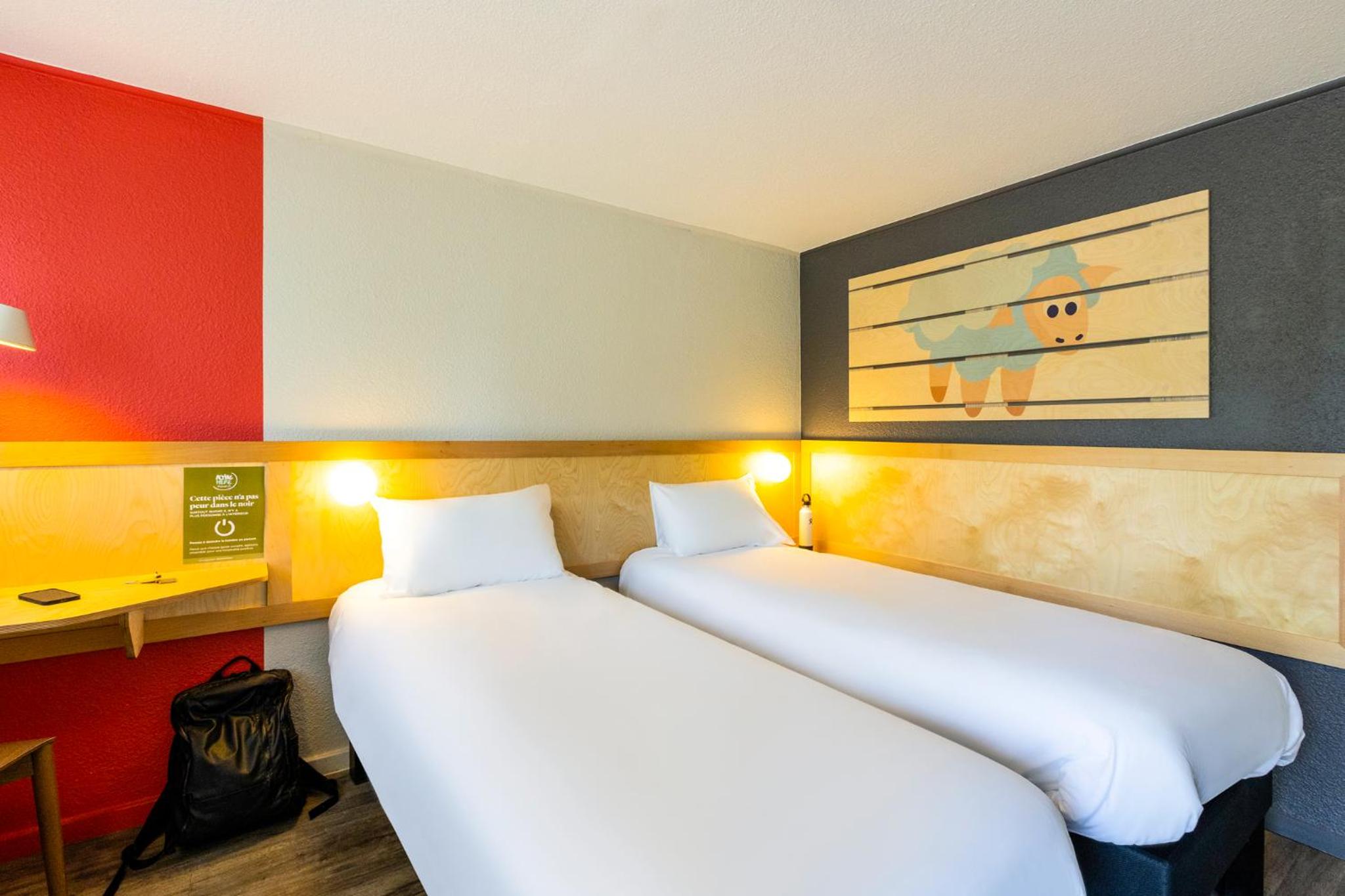 Standard Twin Room - Photo 7