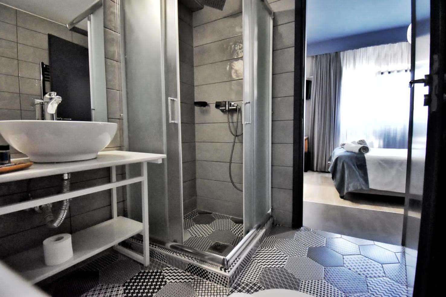 Standard Double or Twin Room photo 3