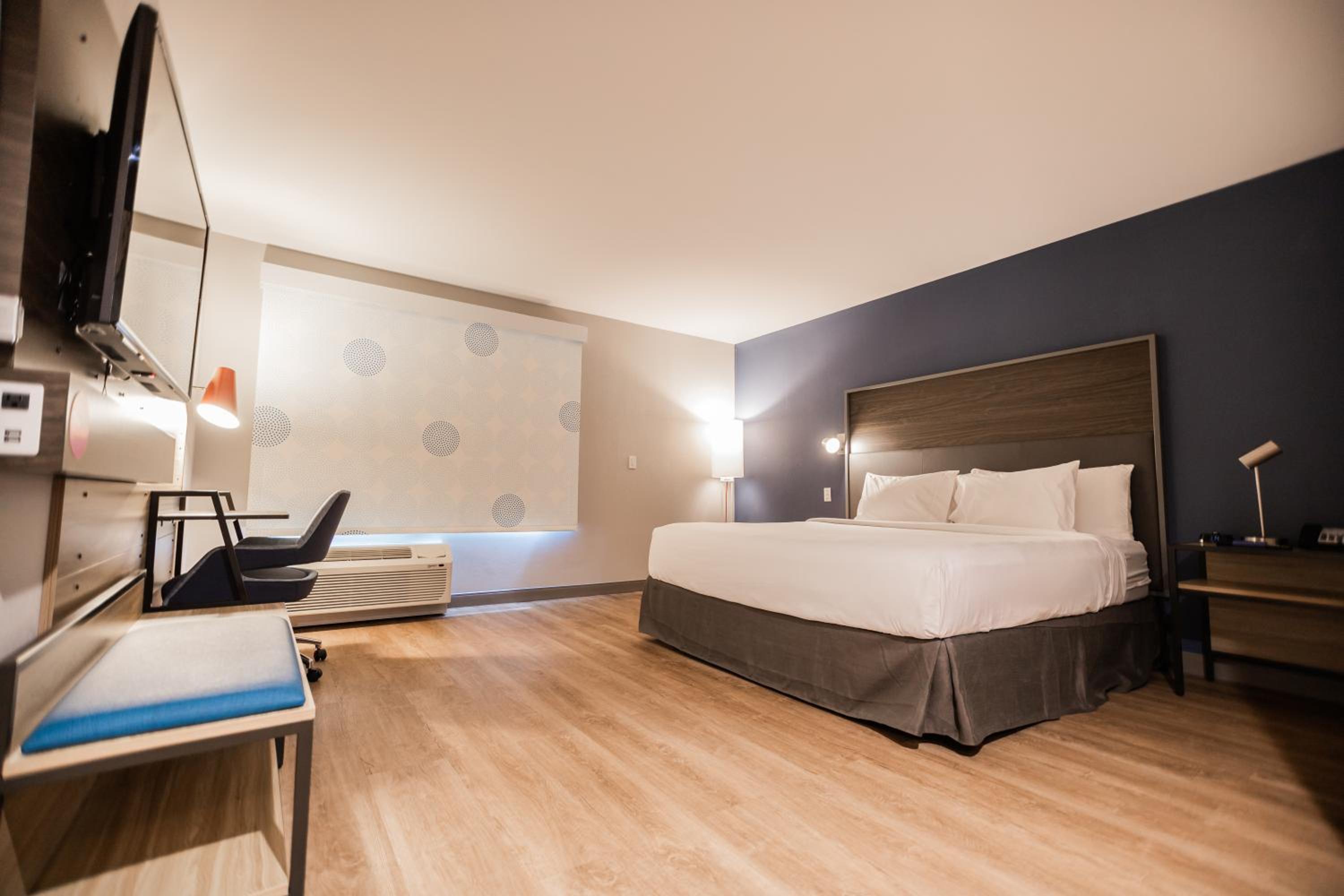 King Room with Roll-In Shower - Mobility and Hearing Access - Photo 5