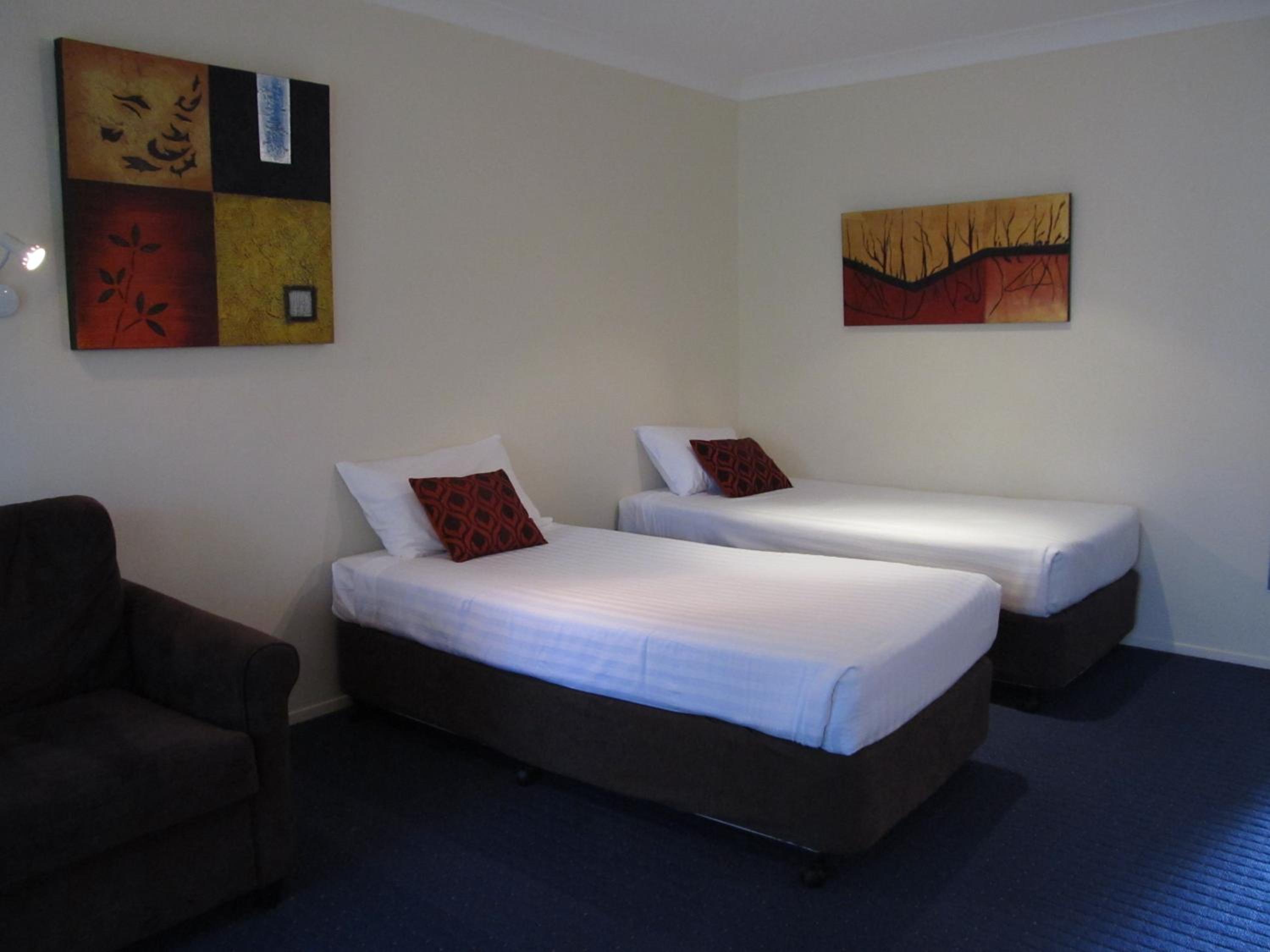 Deluxe Suite with Spa Bath - Photo 2