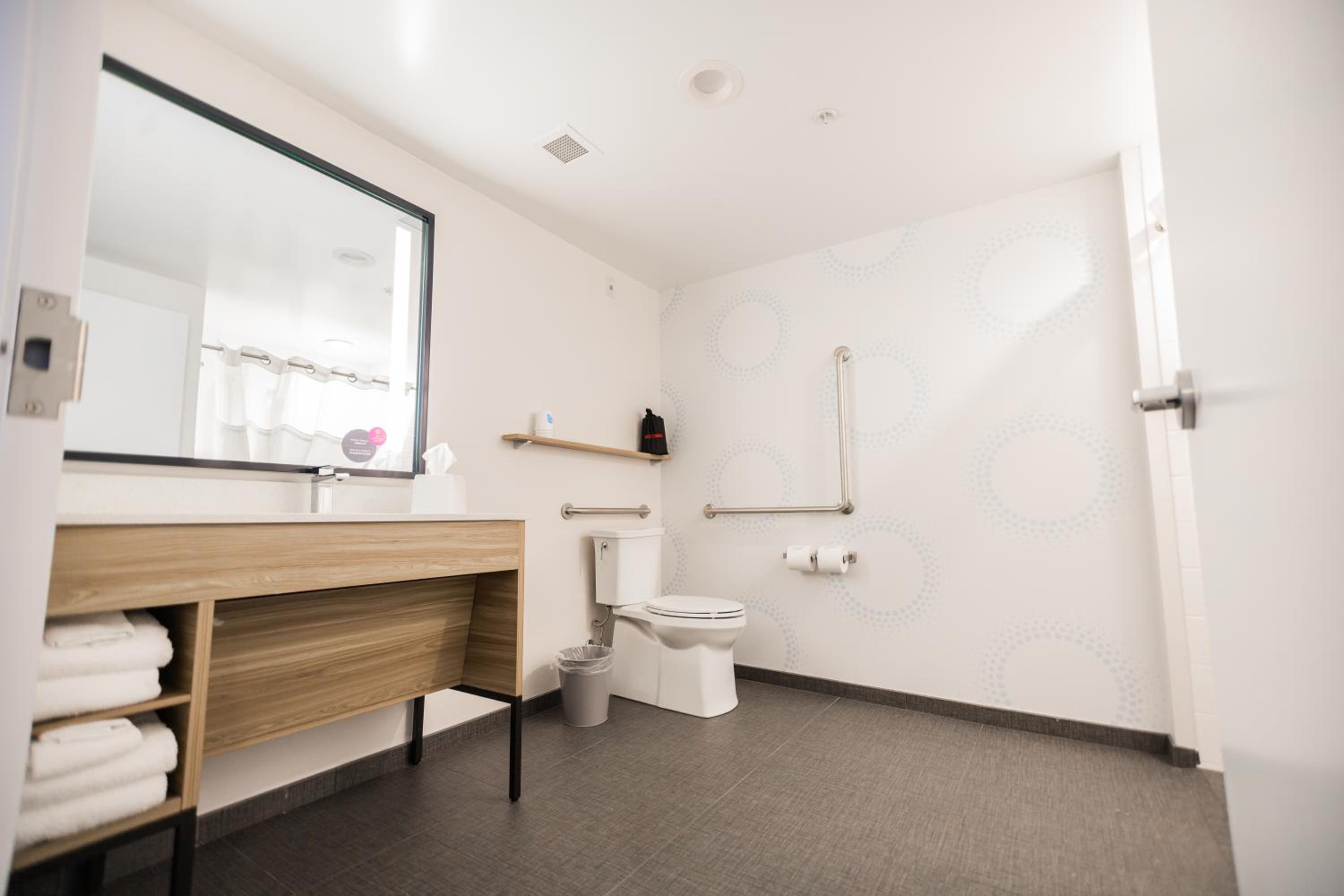 King Room with Roll-In Shower - Mobility and Hearing Access - Photo 4