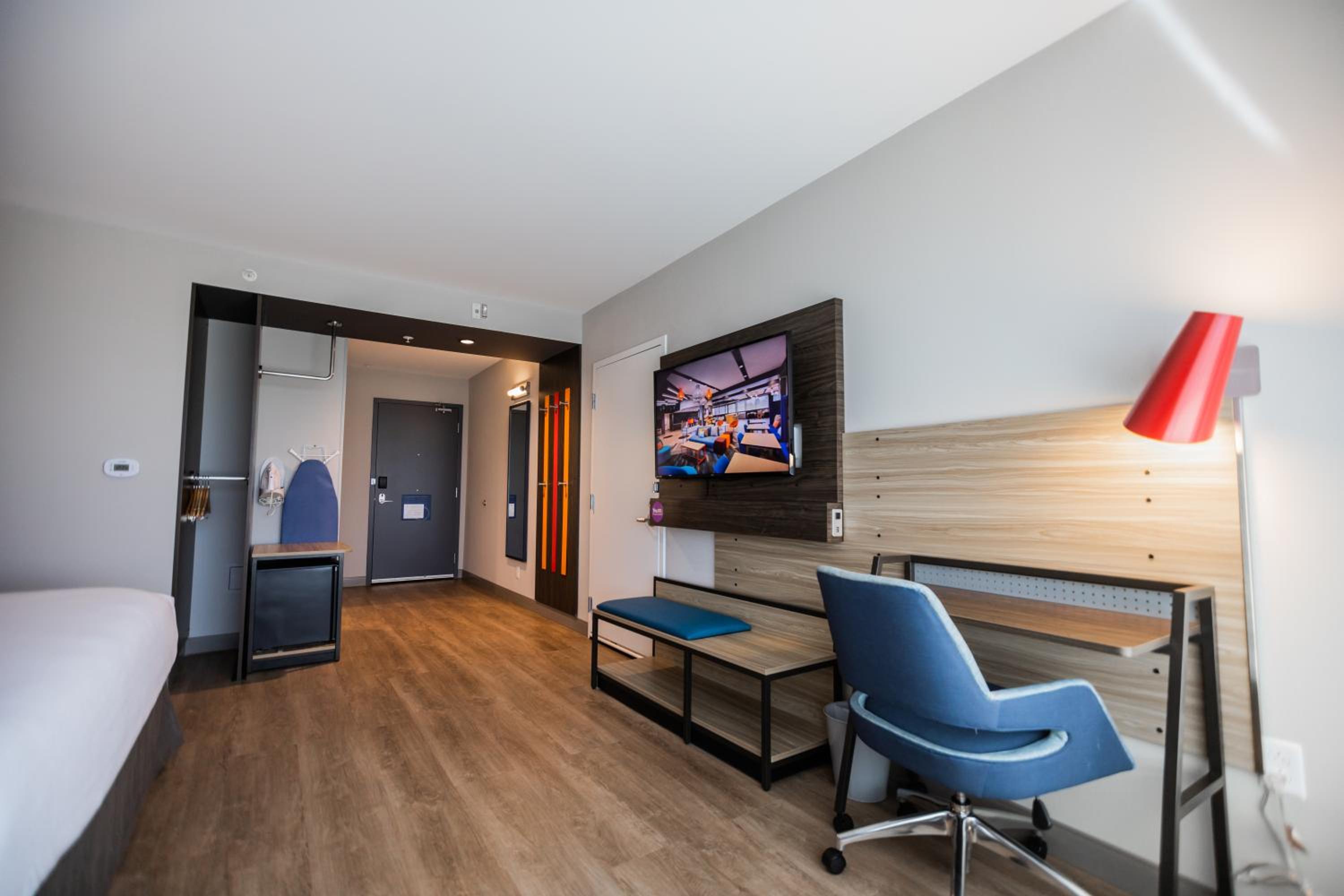 King Room with Roll-In Shower - Mobility and Hearing Access - Photo 7