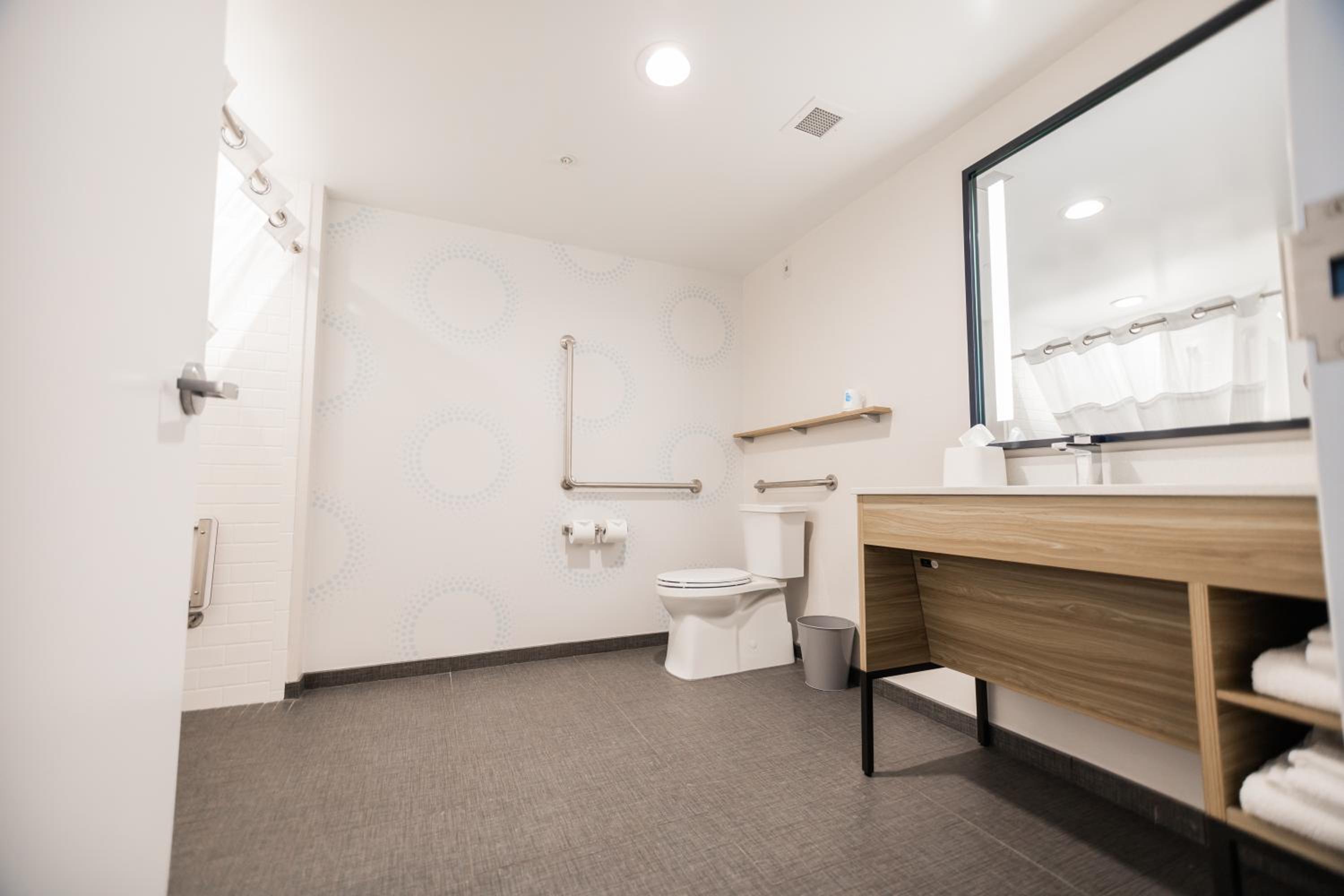King Room with Roll-In Shower - Mobility and Hearing Access - Photo 8