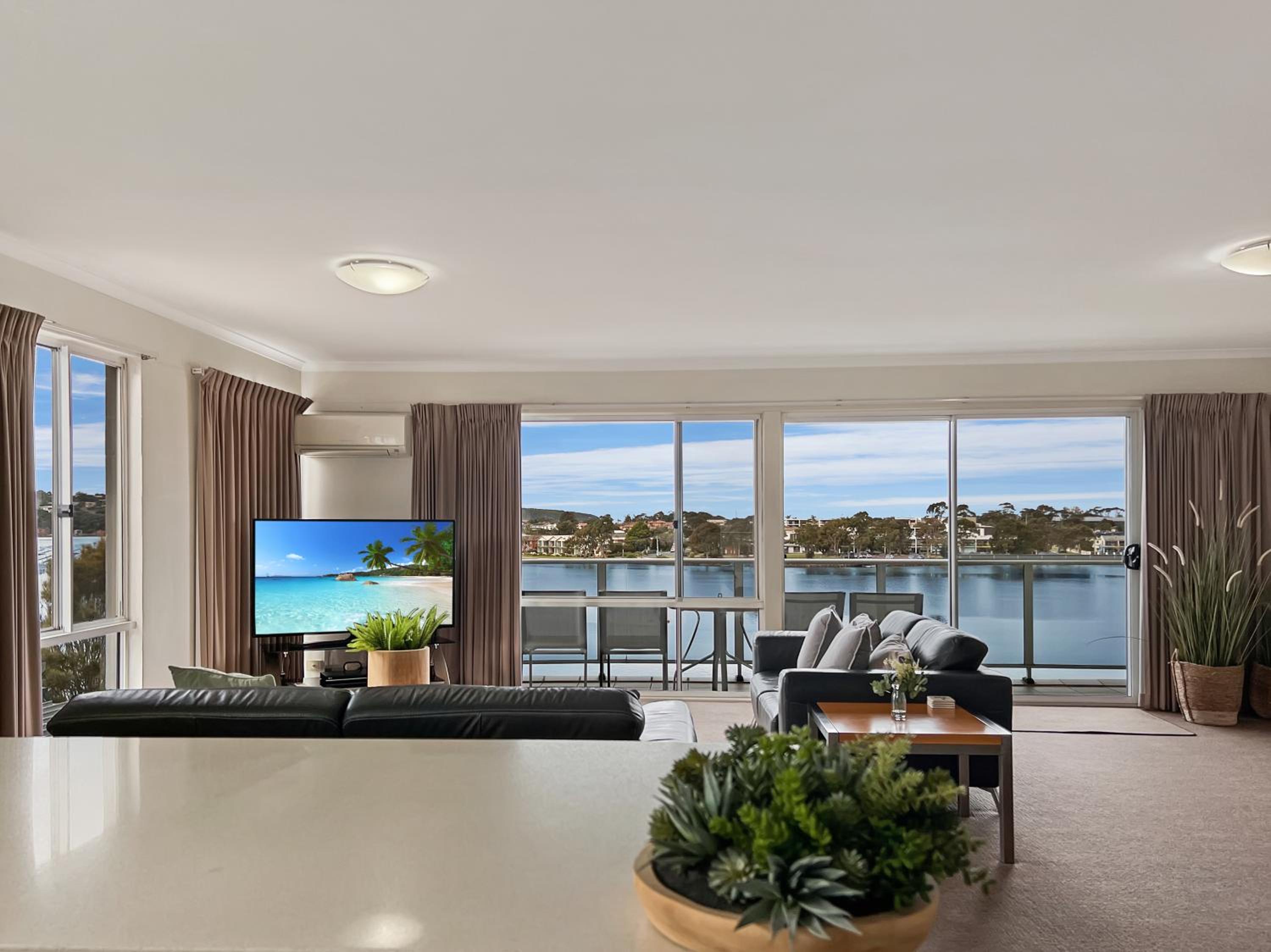 Two-Bedroom Apartment - Lake View - 2 Night min. photo 2