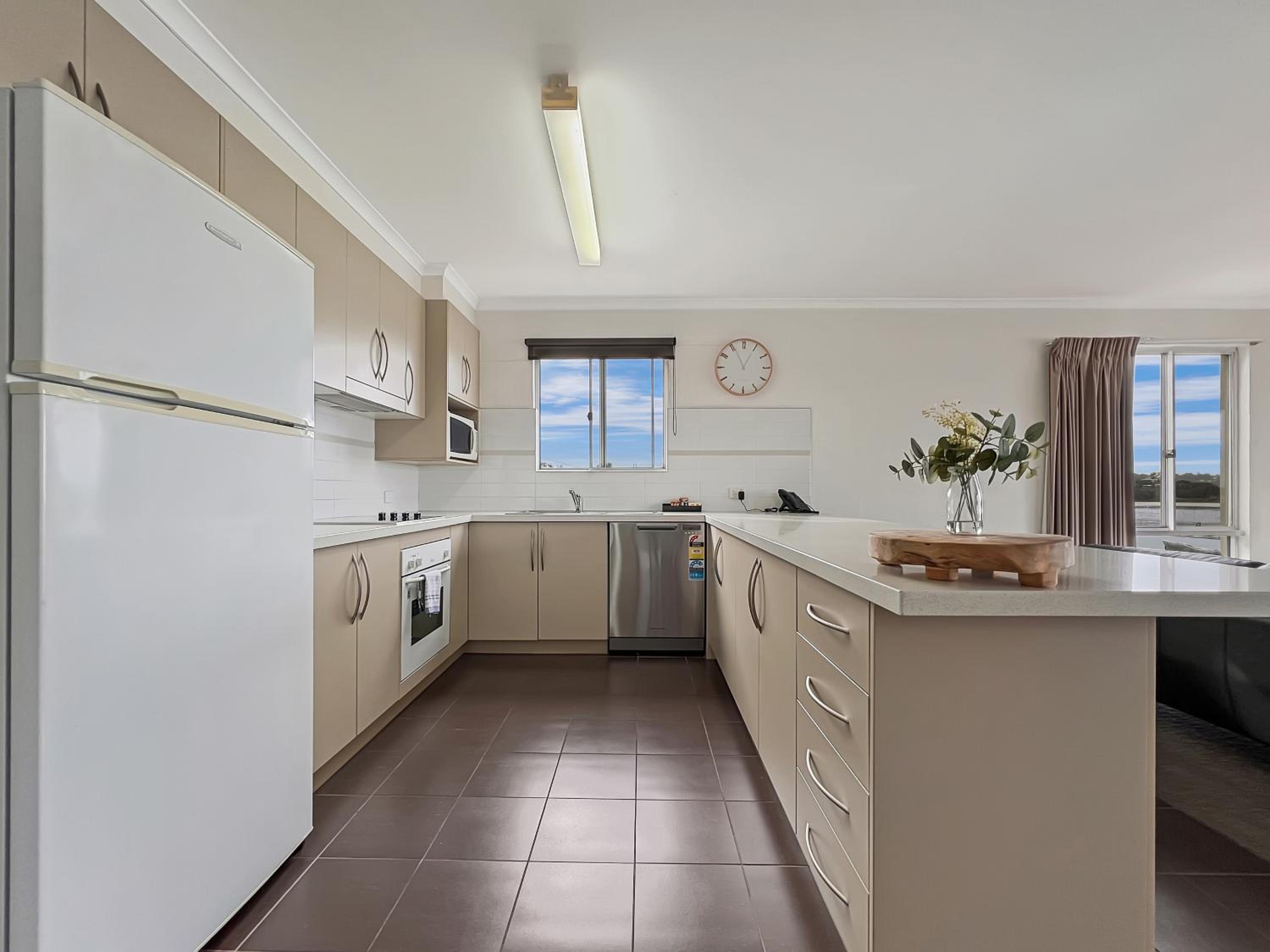 One-Bedroom Apartment Lake View - Standard rate photo 2