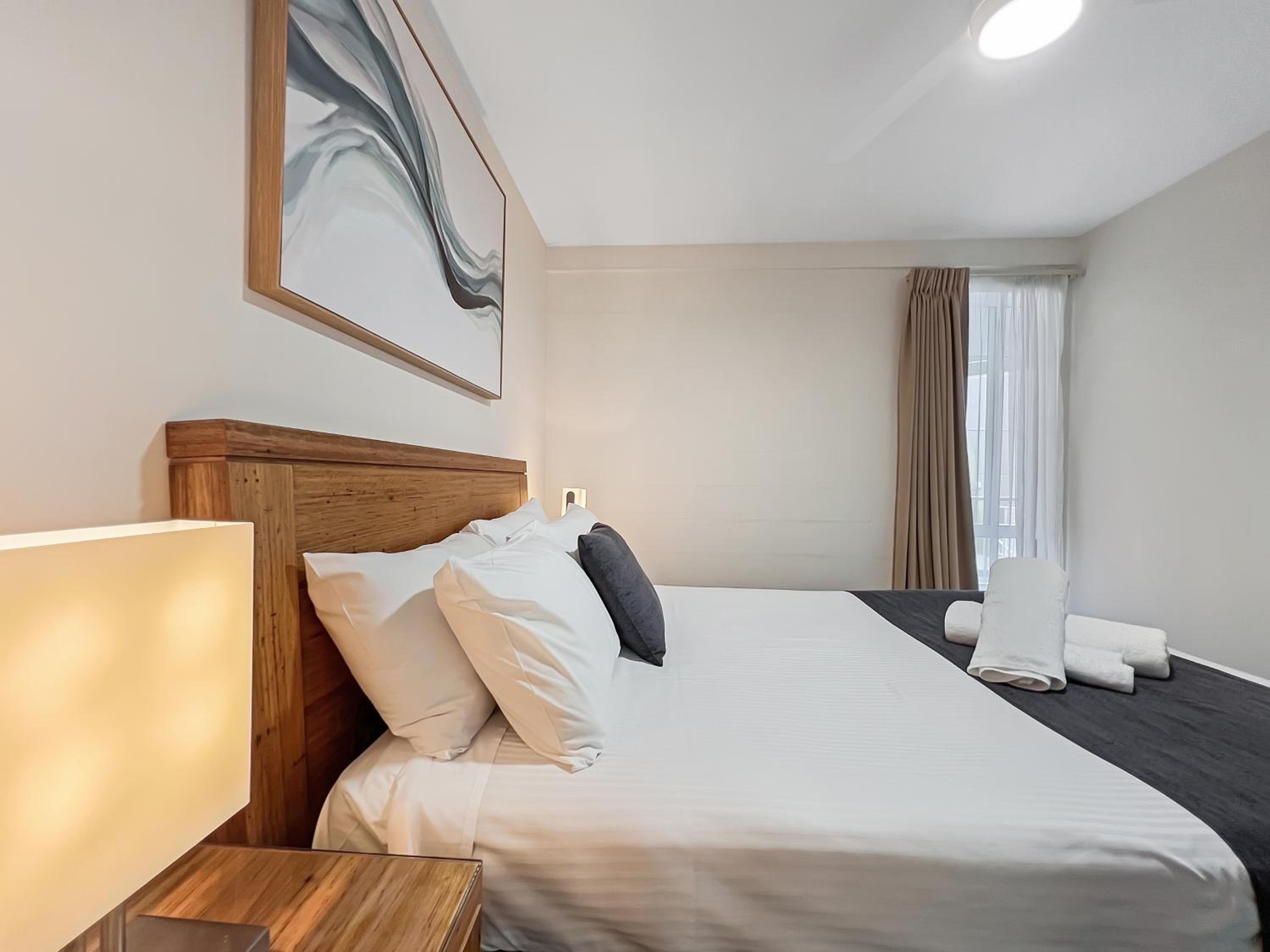 One-Bedroom Apartment Lake View - Standard rate photo 1