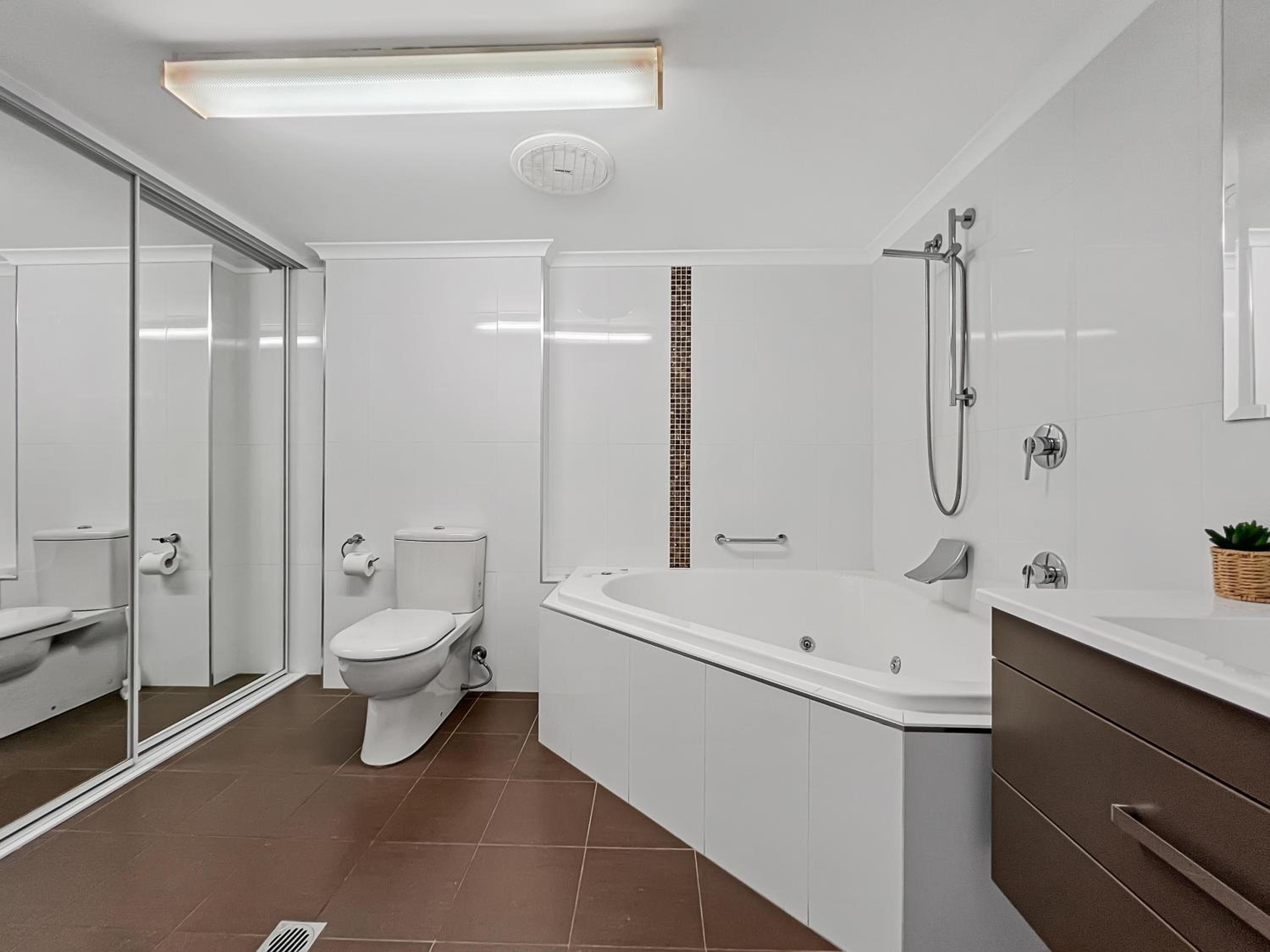 Two- Bedroom Apartment - Lake View - Standard rate photo 3
