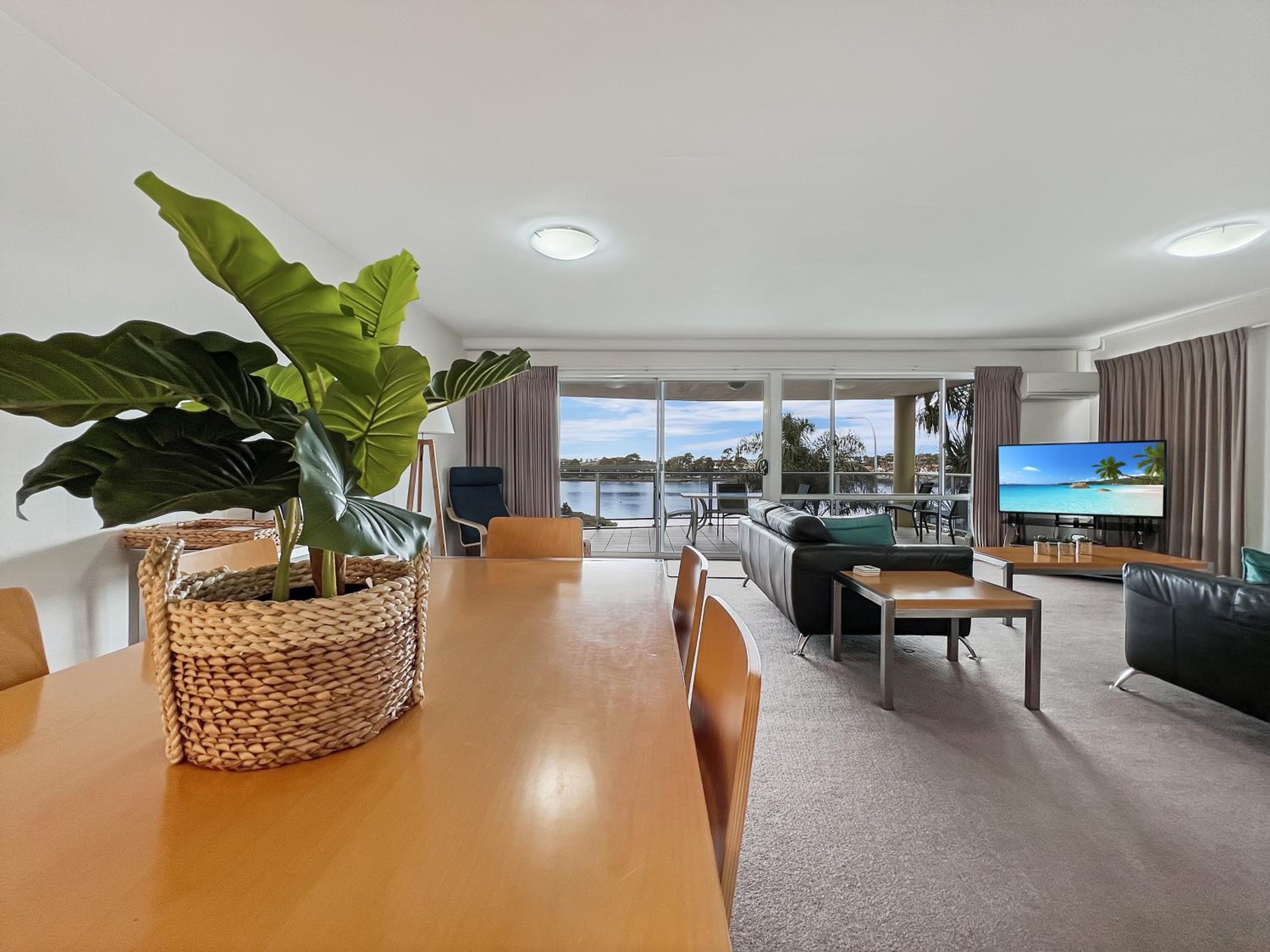 Two-Bedroom Apartment - Lake View- 3 Night min.  photo 3