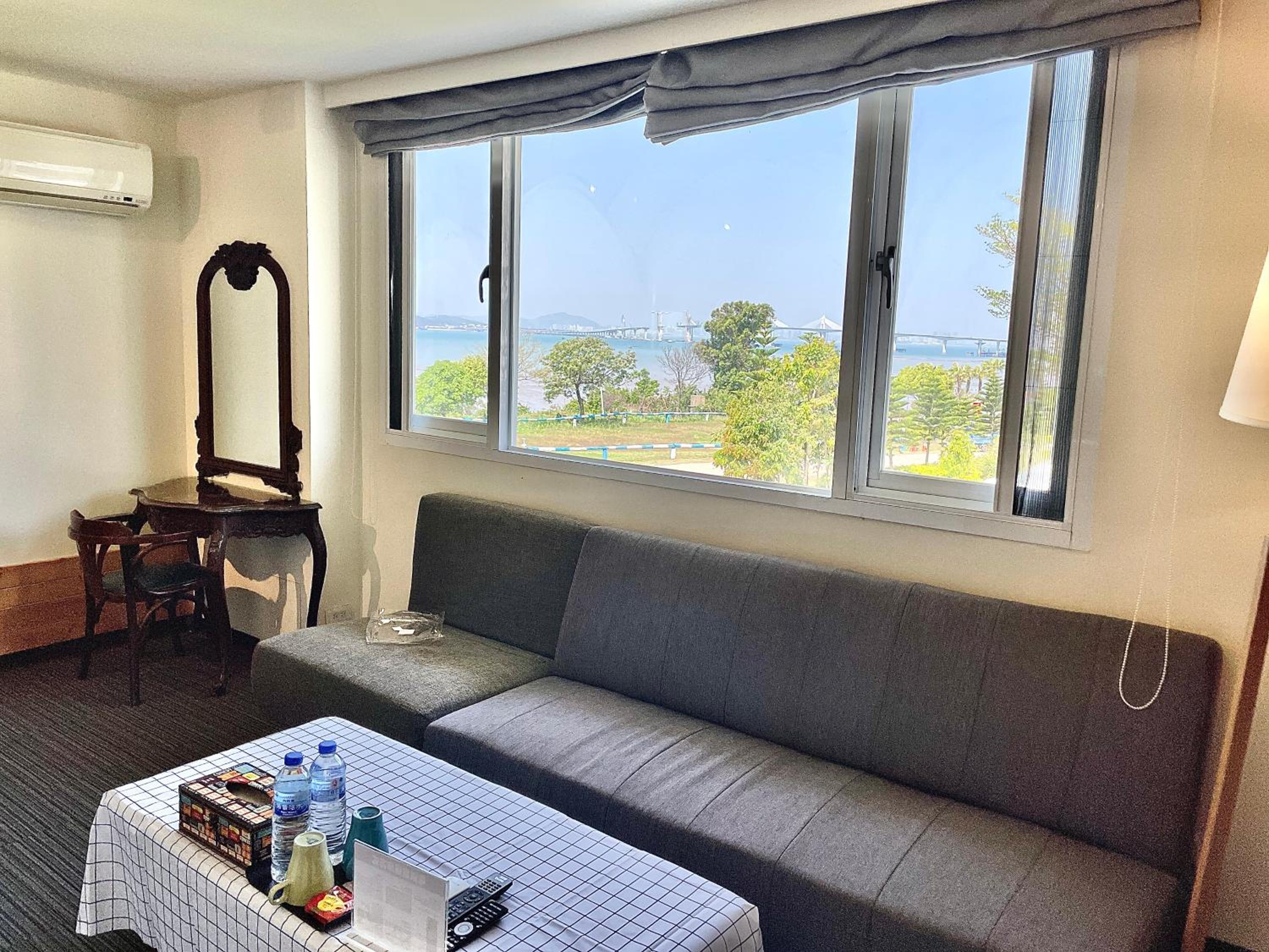 Deluxe Double Room with Side Sea View photo 2