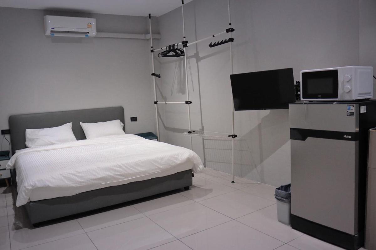 Apartment with Shower photo 2