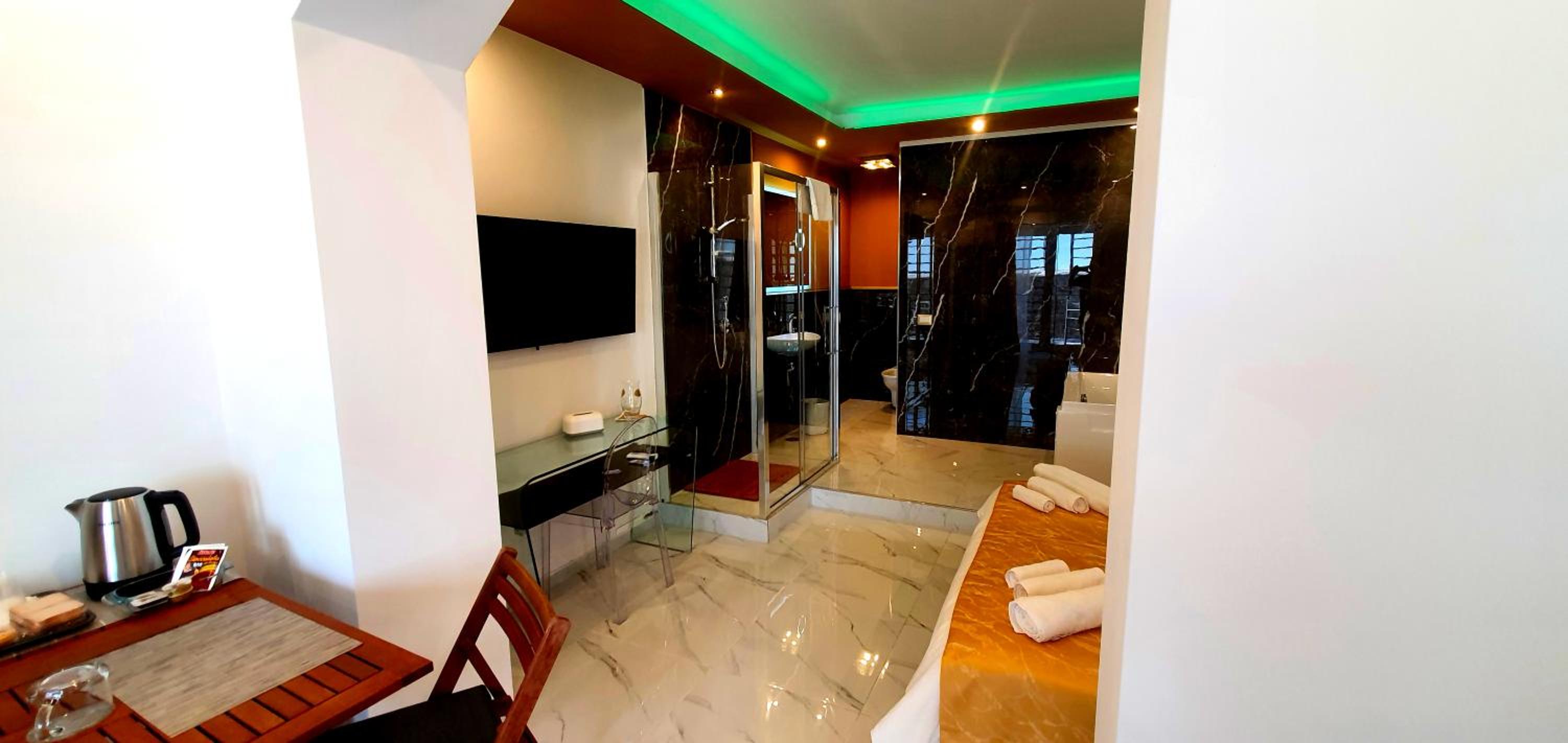 Suite with Hot Tub photo 1