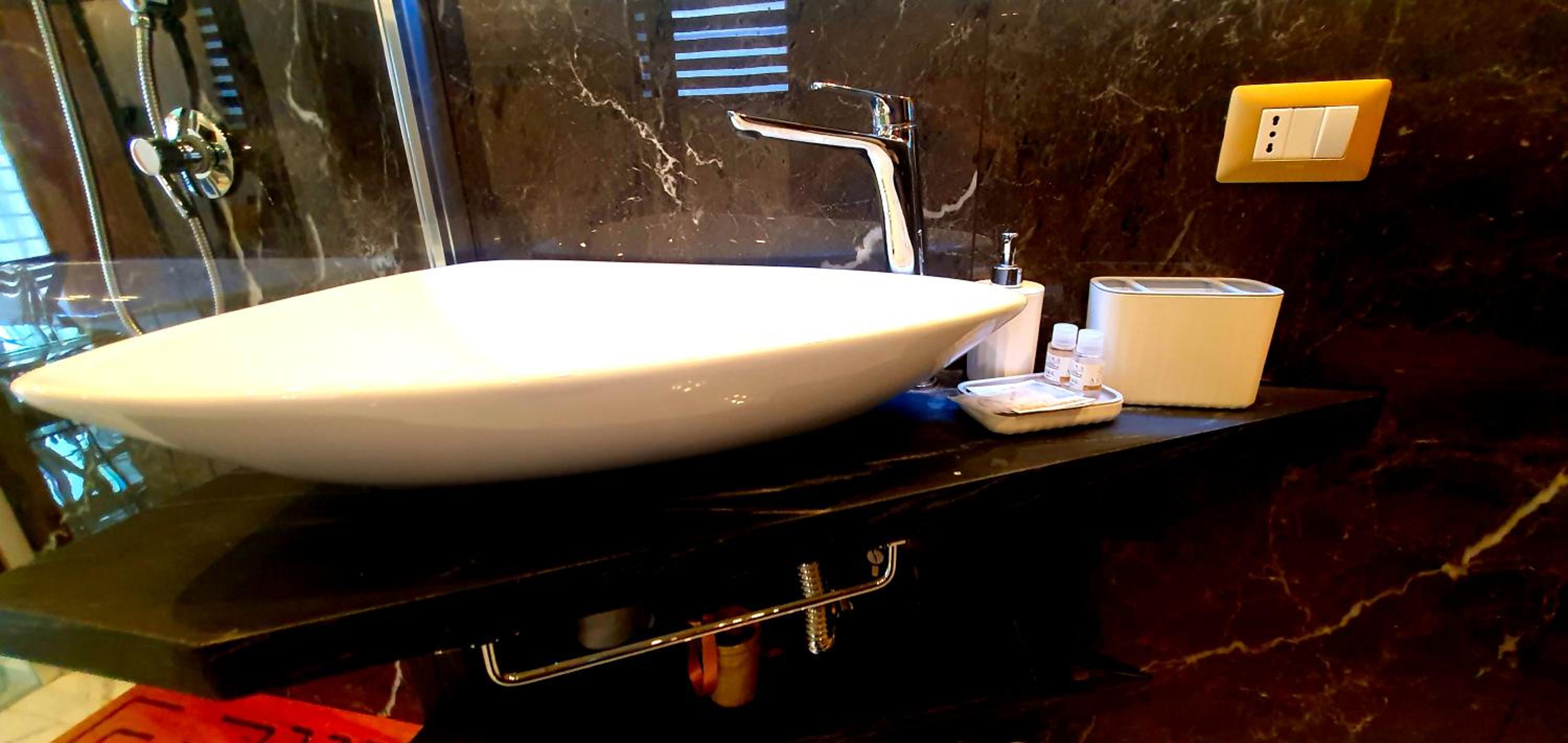 Suite with Hot Tub photo 3