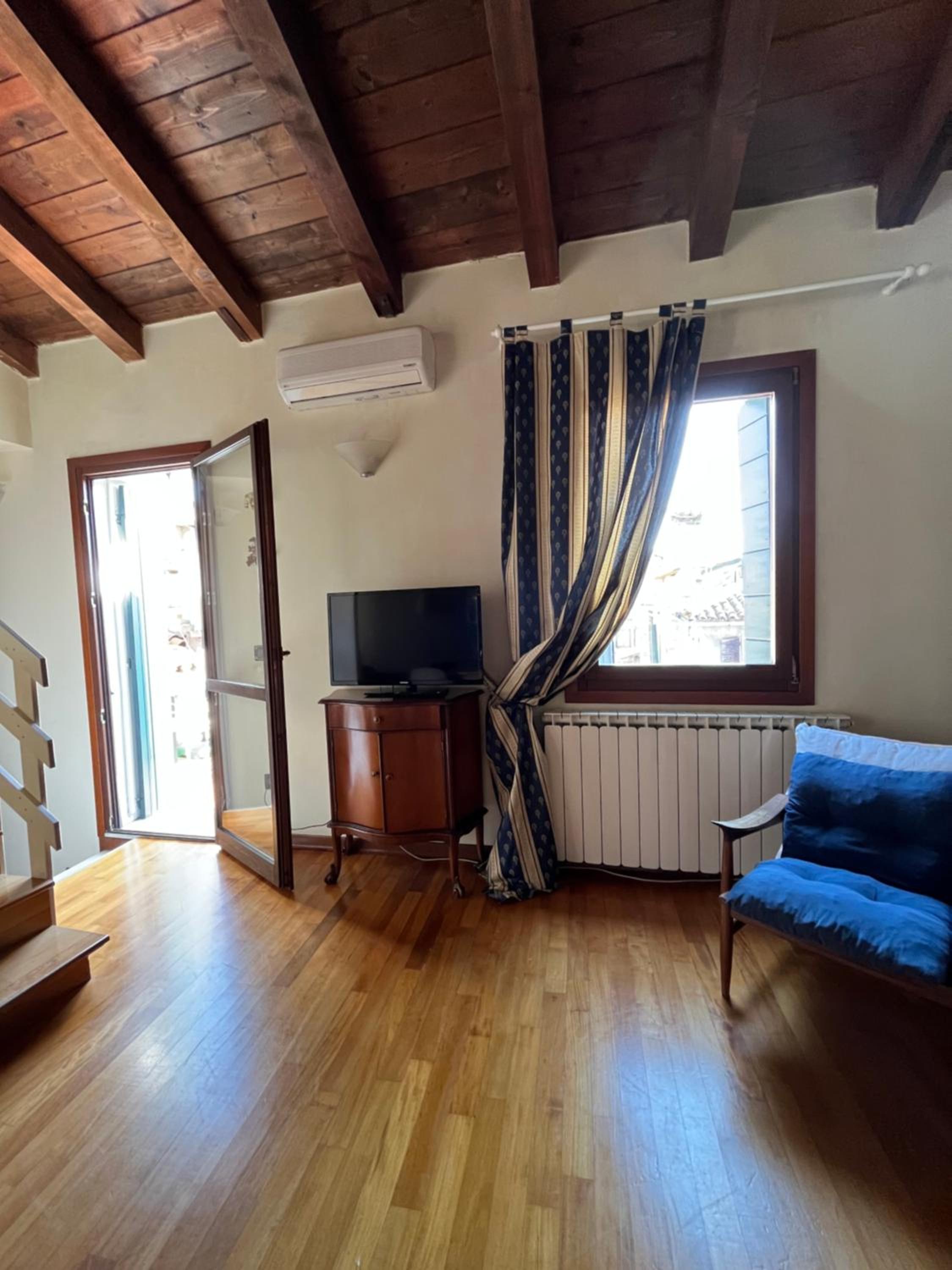 Apartment with Balcony photo 2