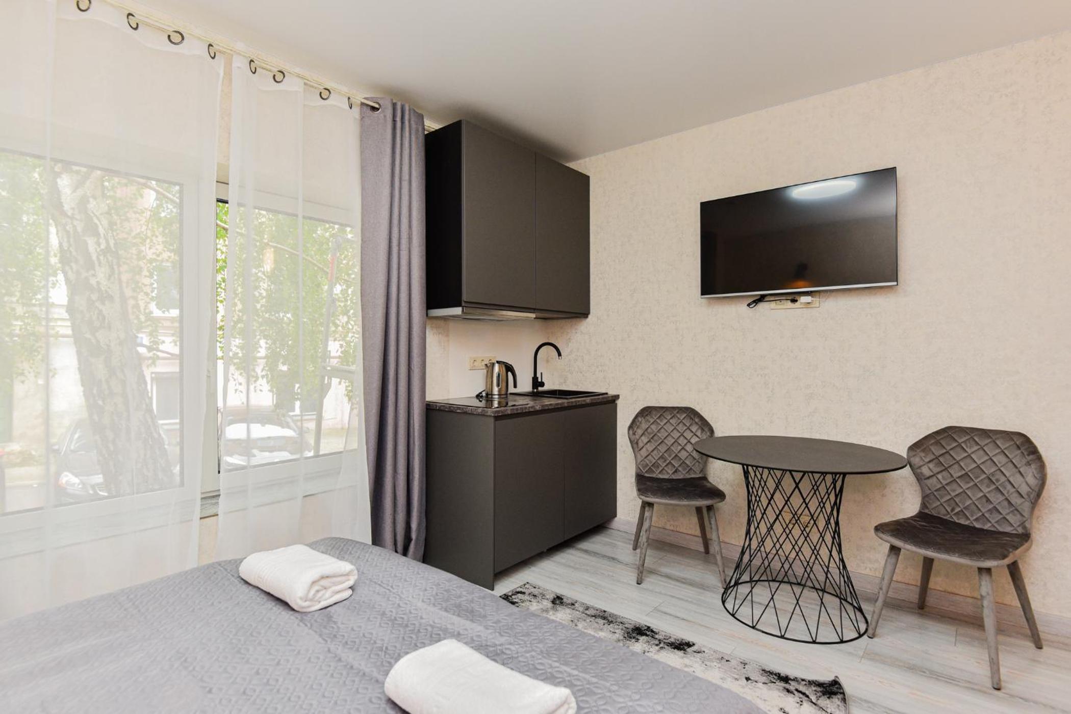 Studio Apartment - Photo 1