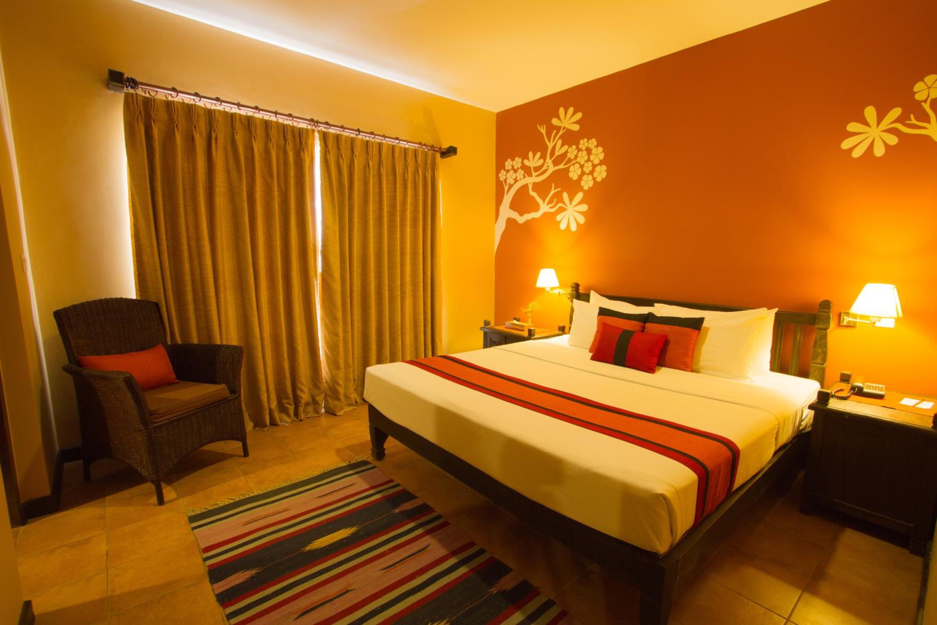 Deluxe Room with Balcony - Photo 17