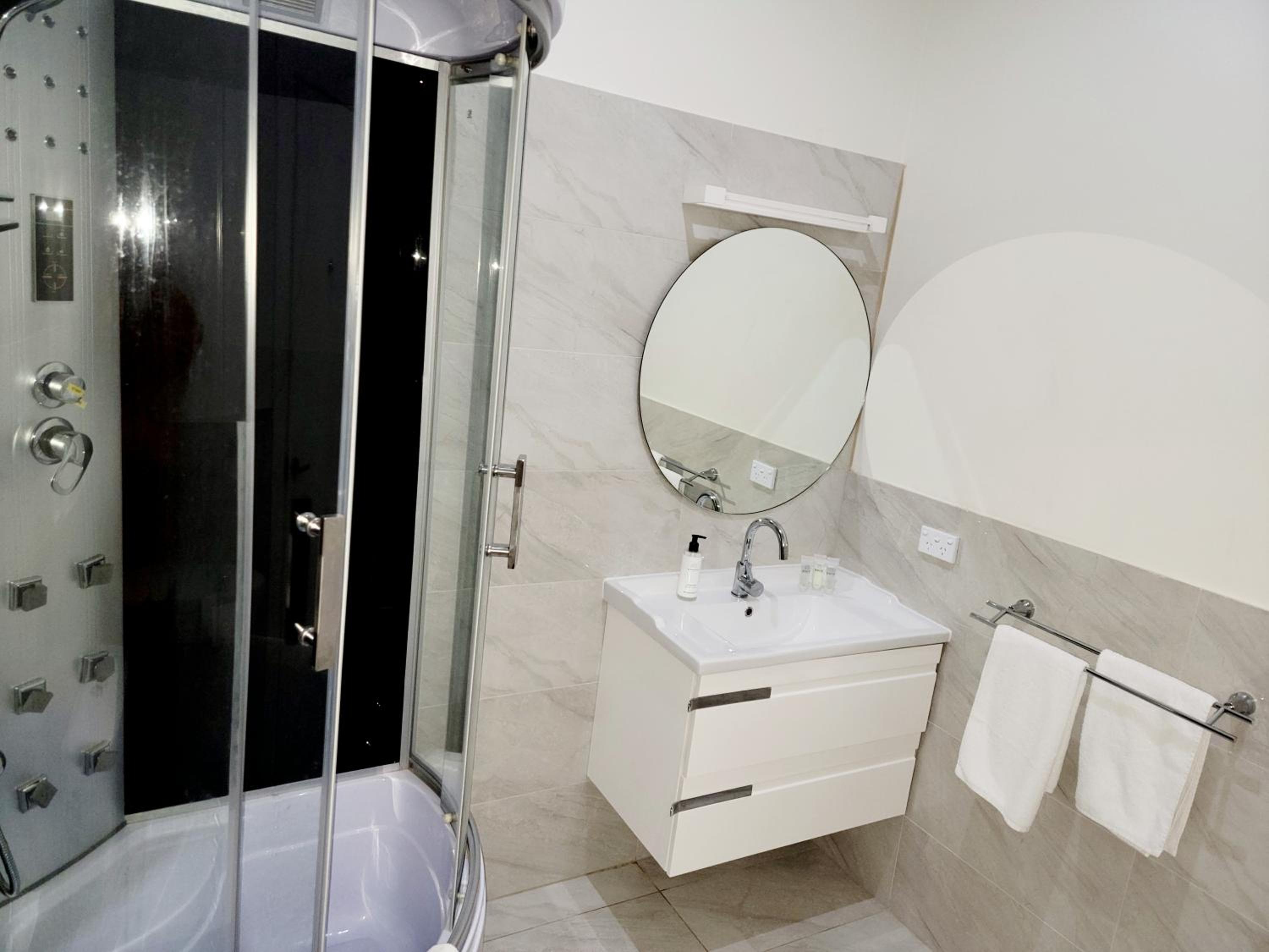 King Suite with Spa Bath photo 2