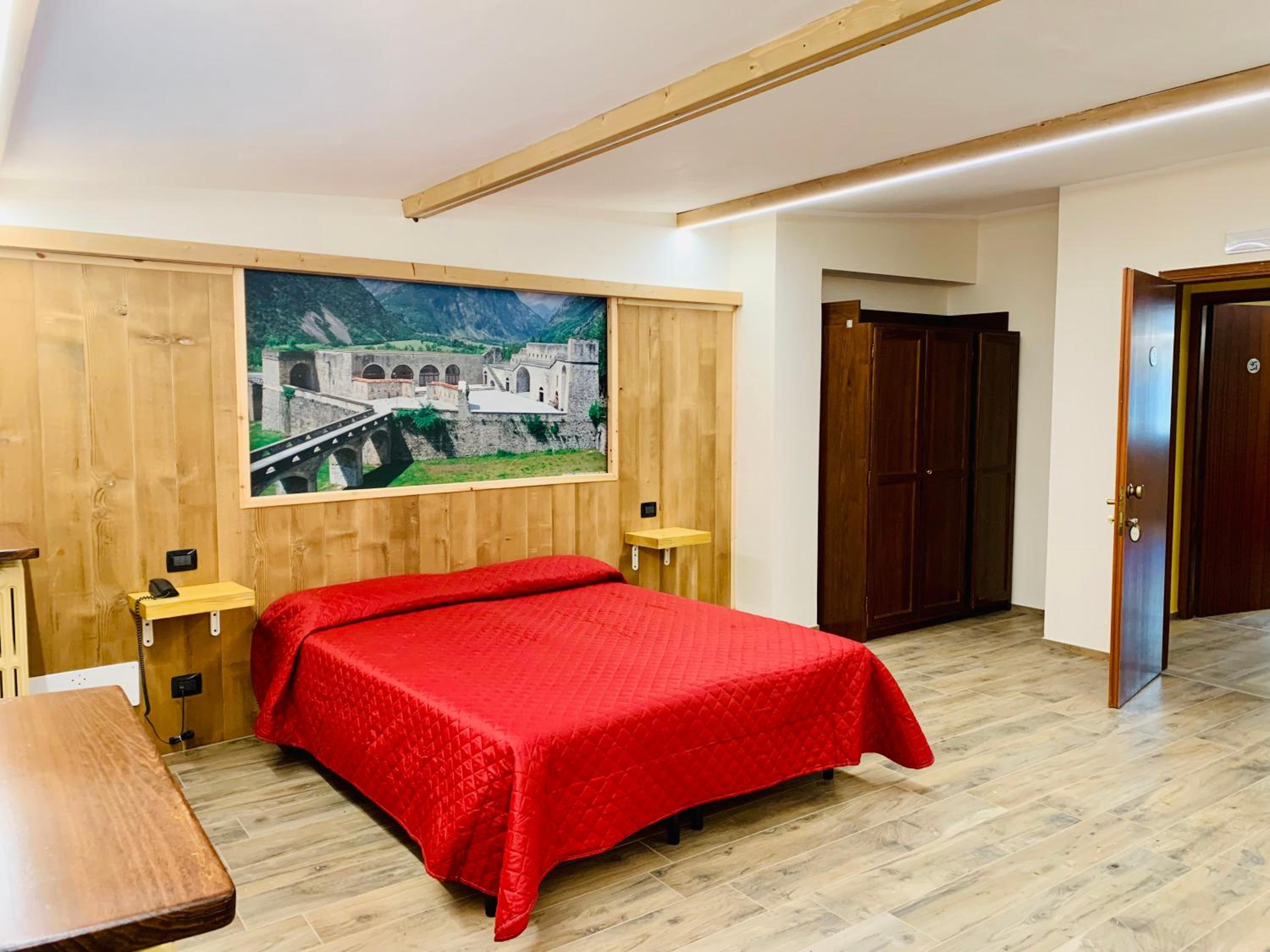 Double or Twin Room with Balcony - Photo 18