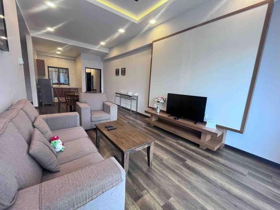 Apartment with Mountain View
