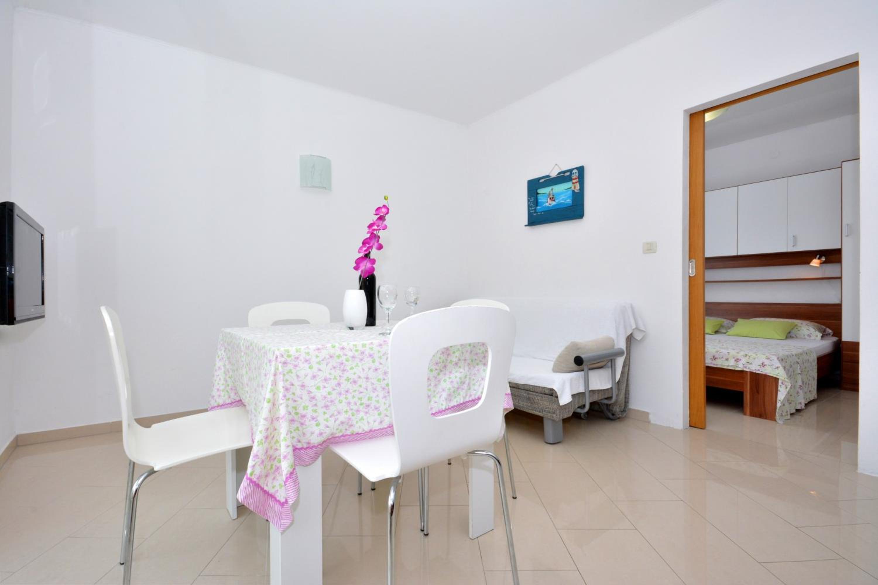 One-Bedroom Apartment with Terrace photo 3