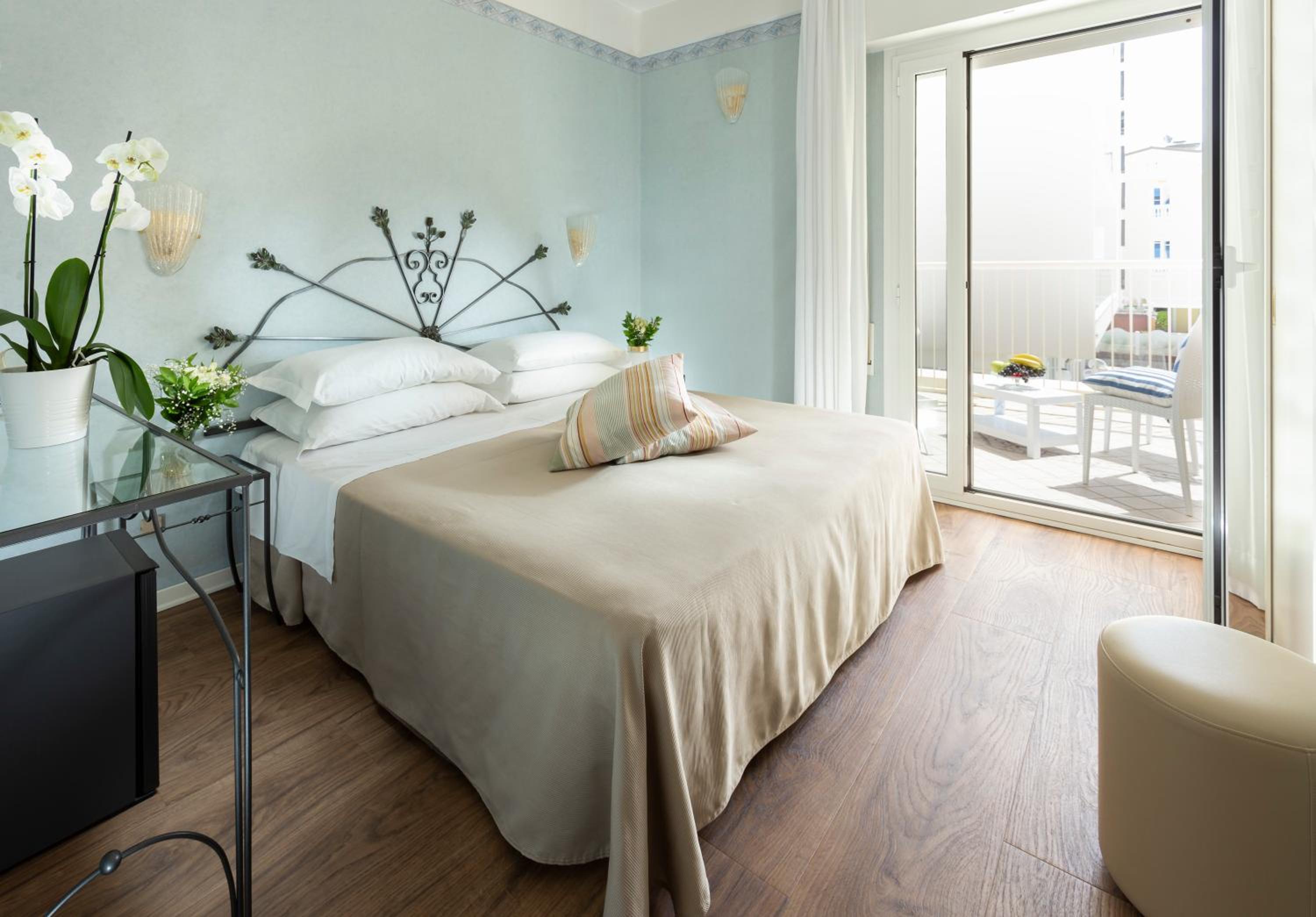 Small Double or Twin Room with Balcony - Photo 3