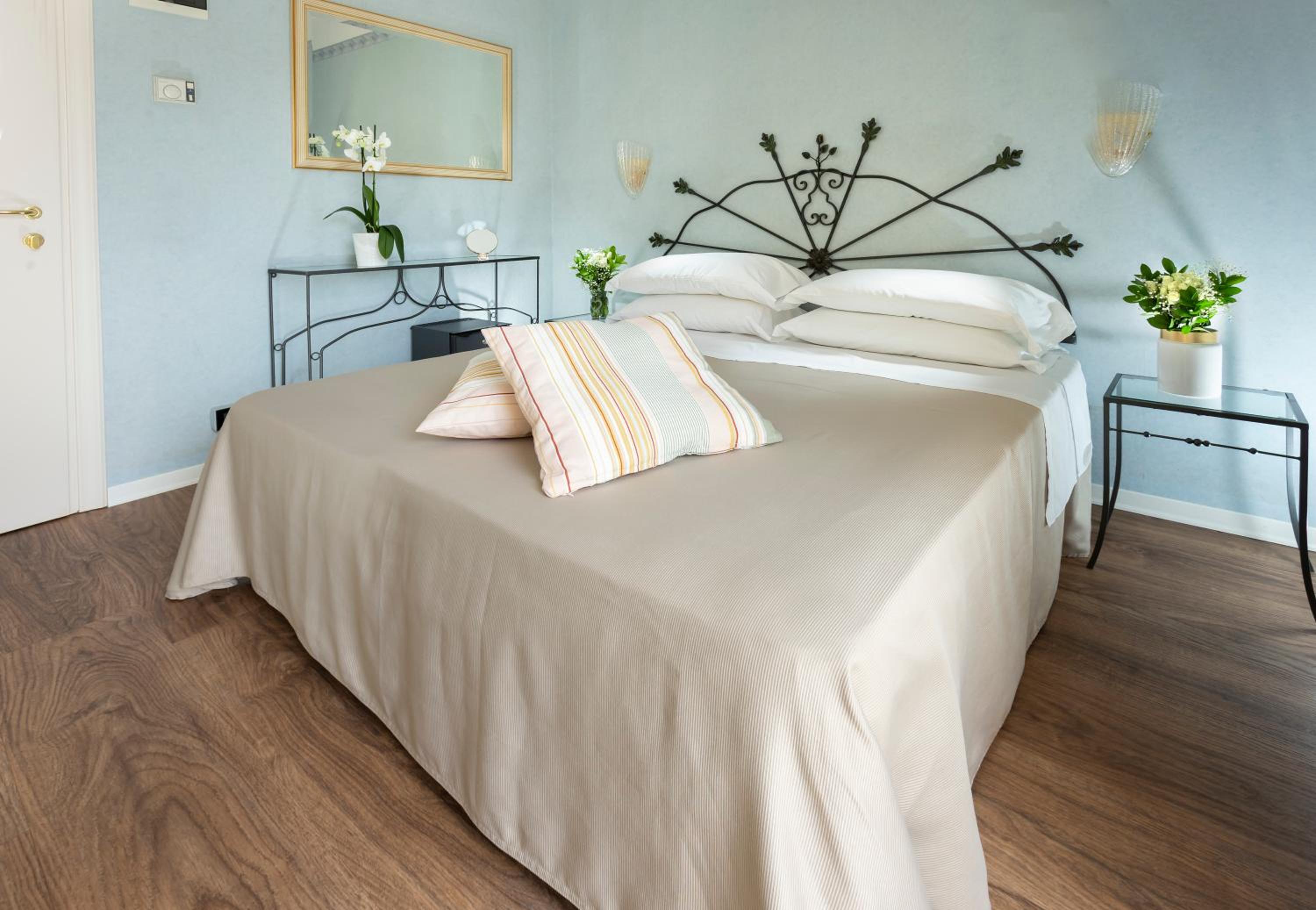 Small Double or Twin Room with Balcony - Photo 2