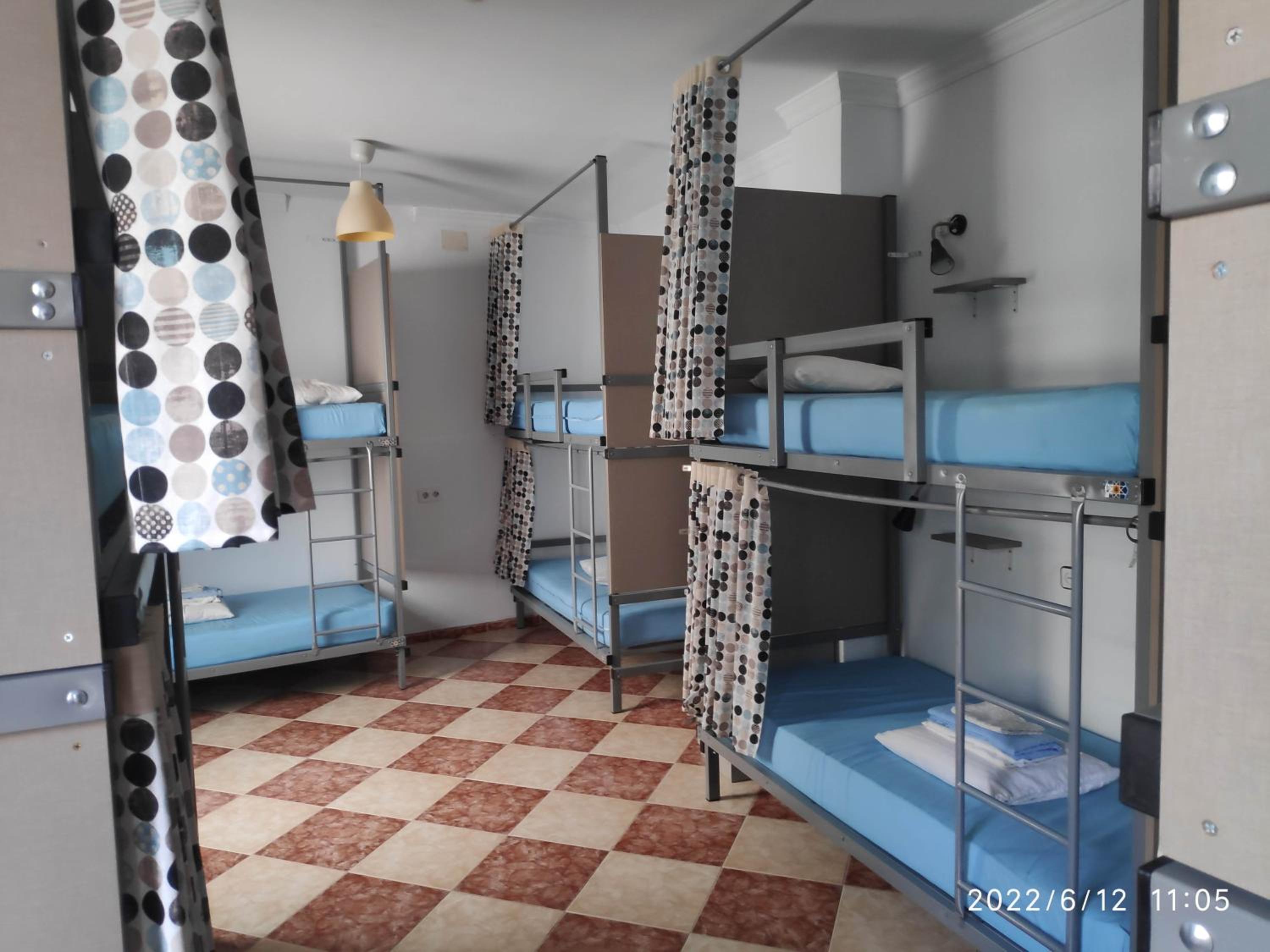 Cama en Dormitorio Mixto de 10 Camas