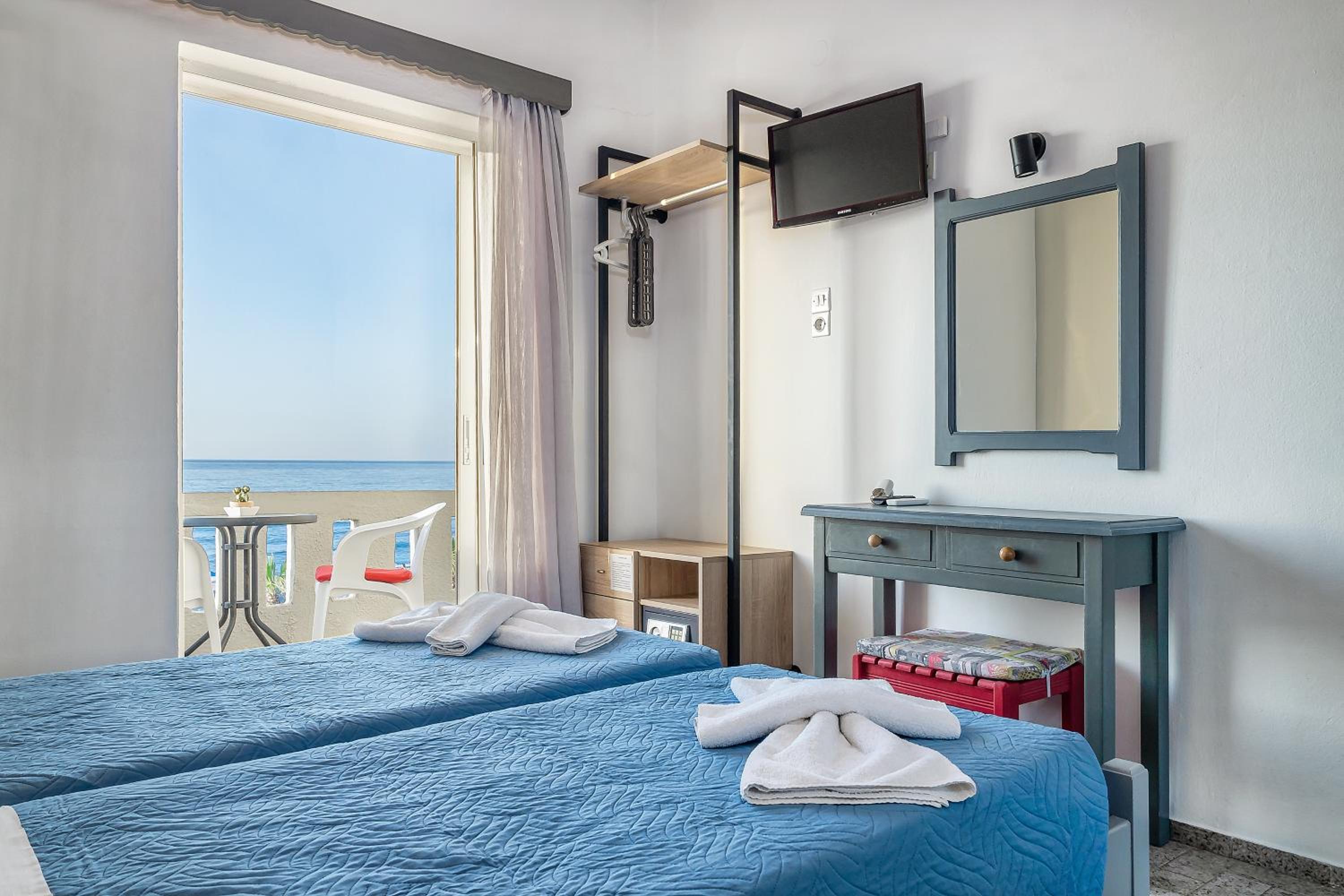 First Floor Apartment with Sea View photo 3