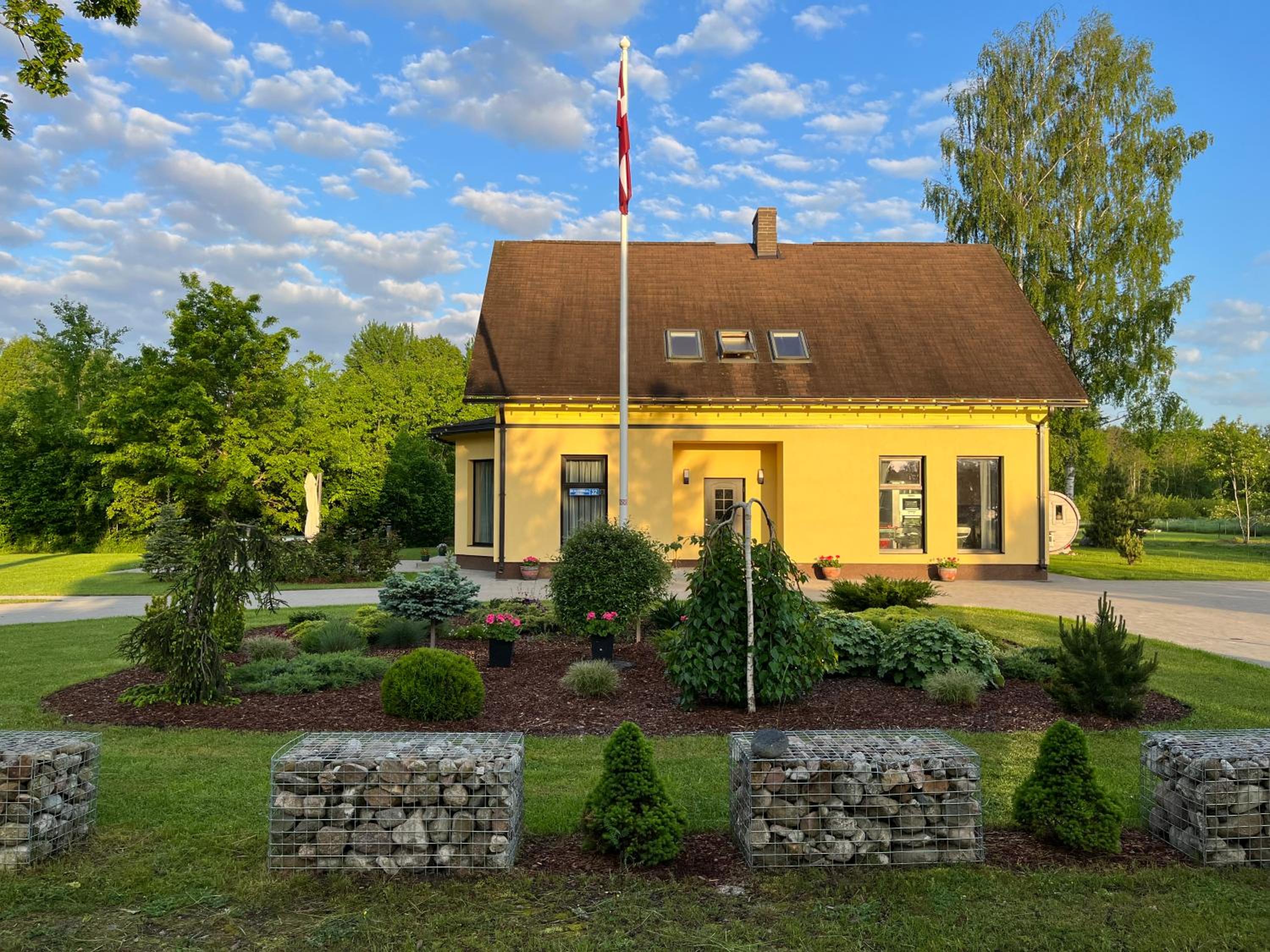 Six-Bedroom House - Photo 6
