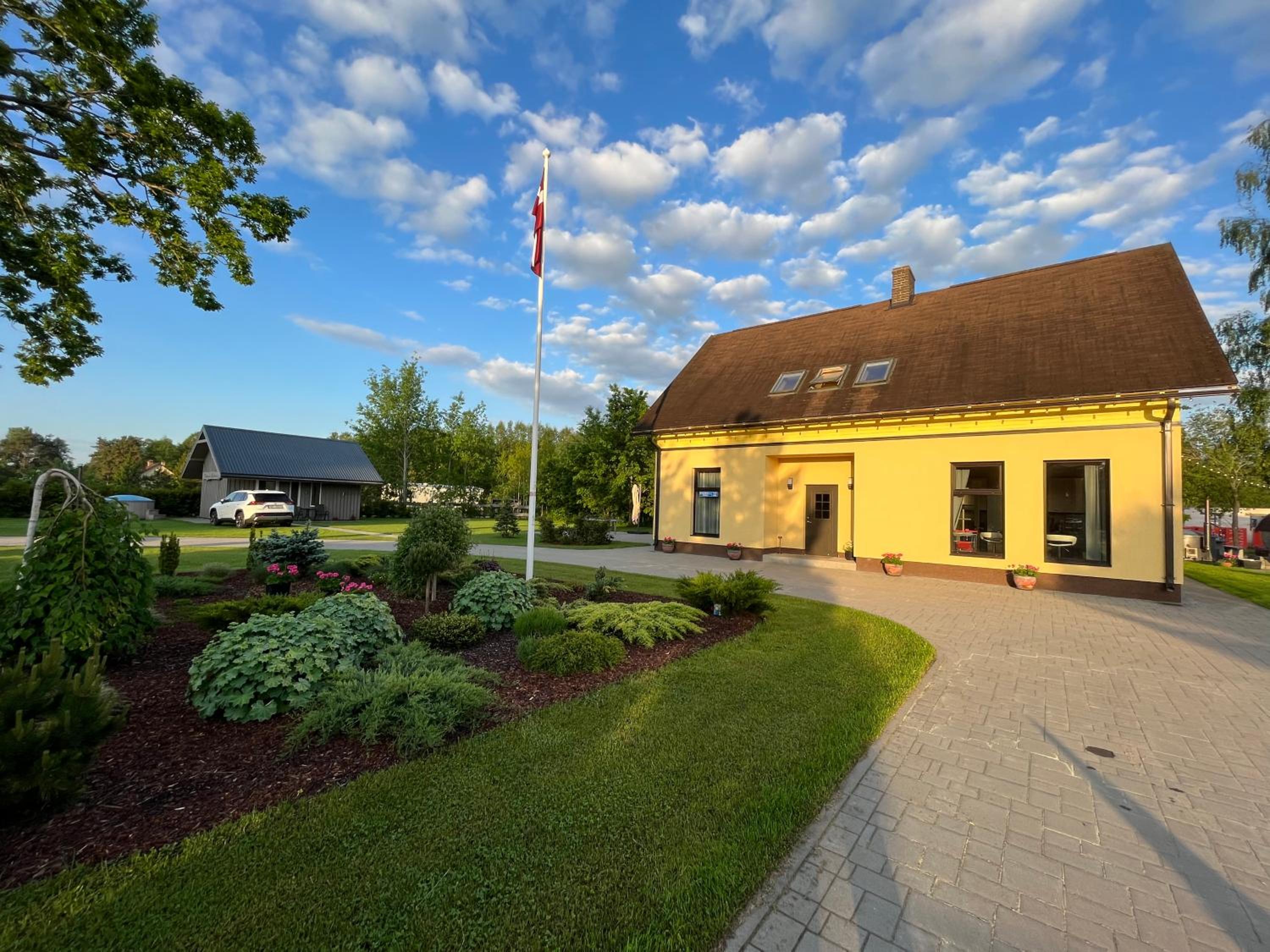 Six-Bedroom House - Photo 7