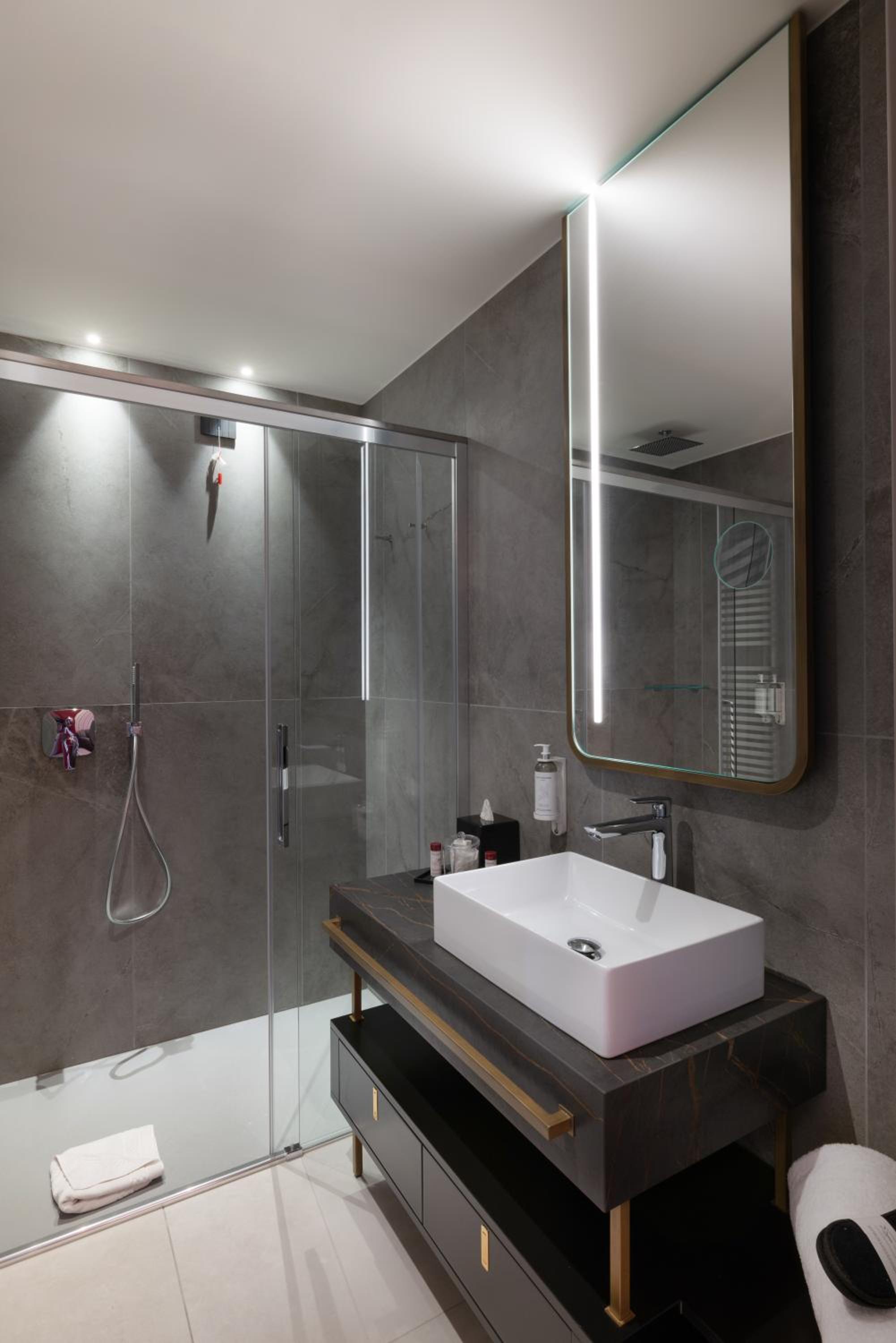 Superior King Room - Photo 9