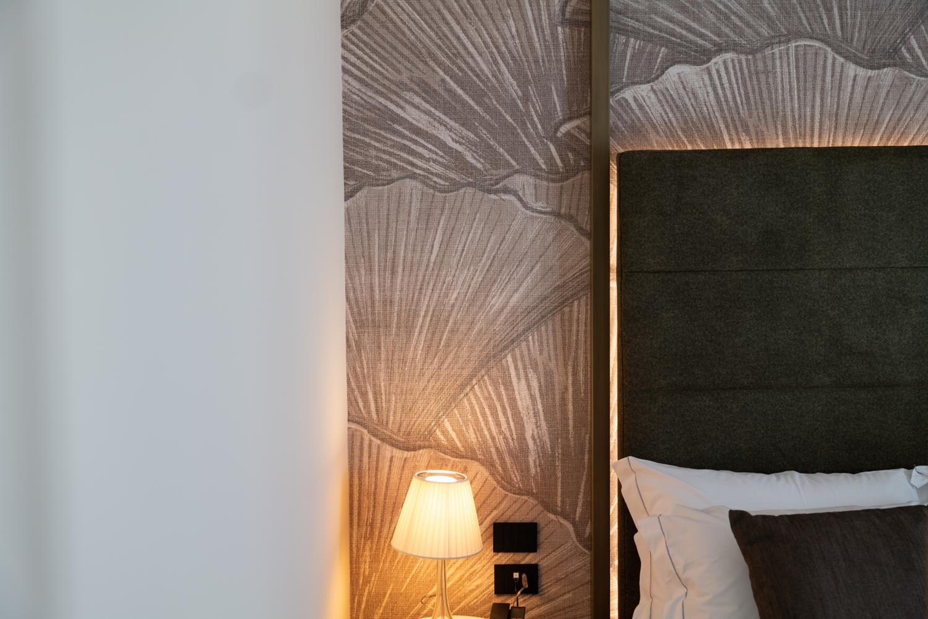 Superior King Room - Photo 7