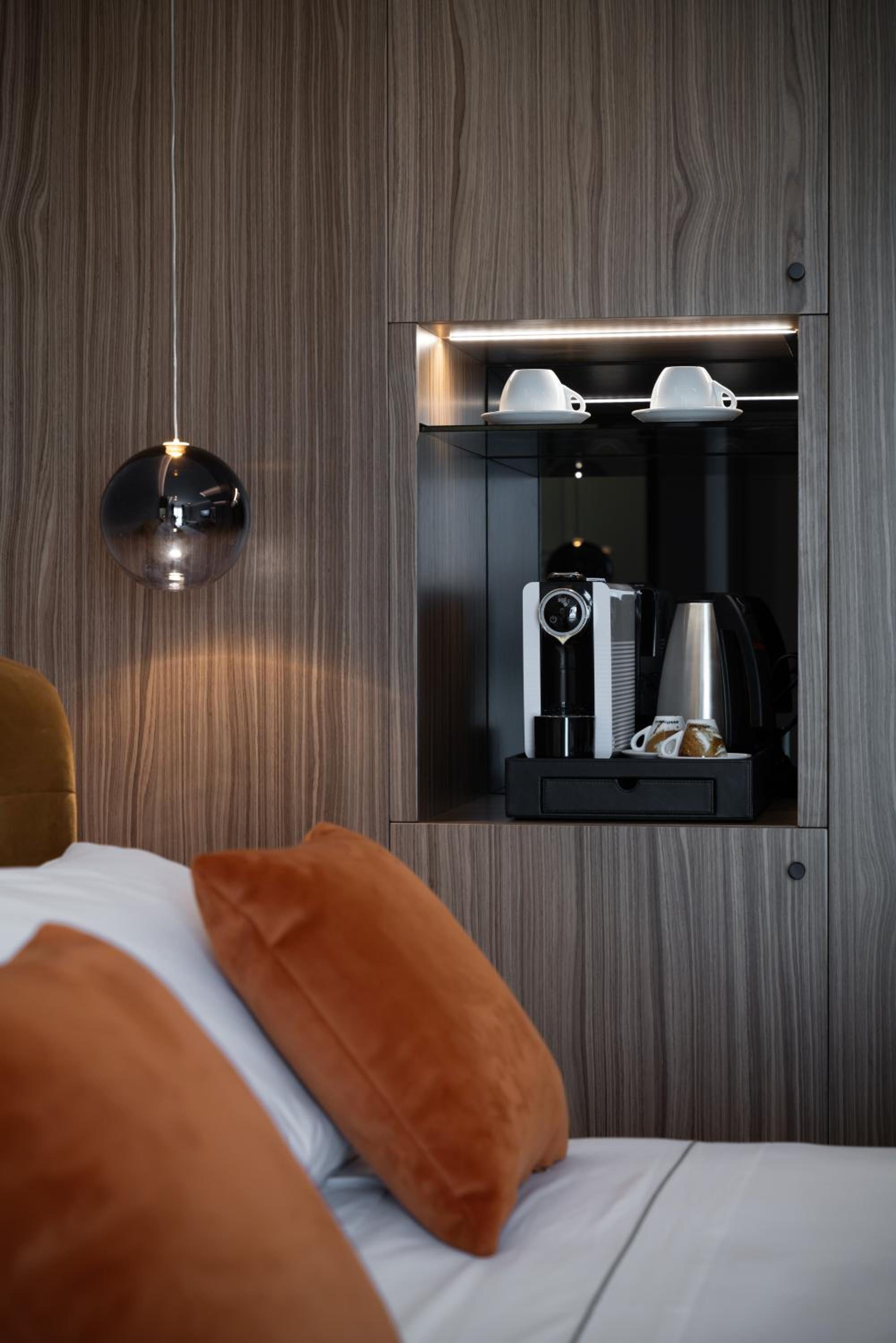 Deluxe King Room - Photo 8
