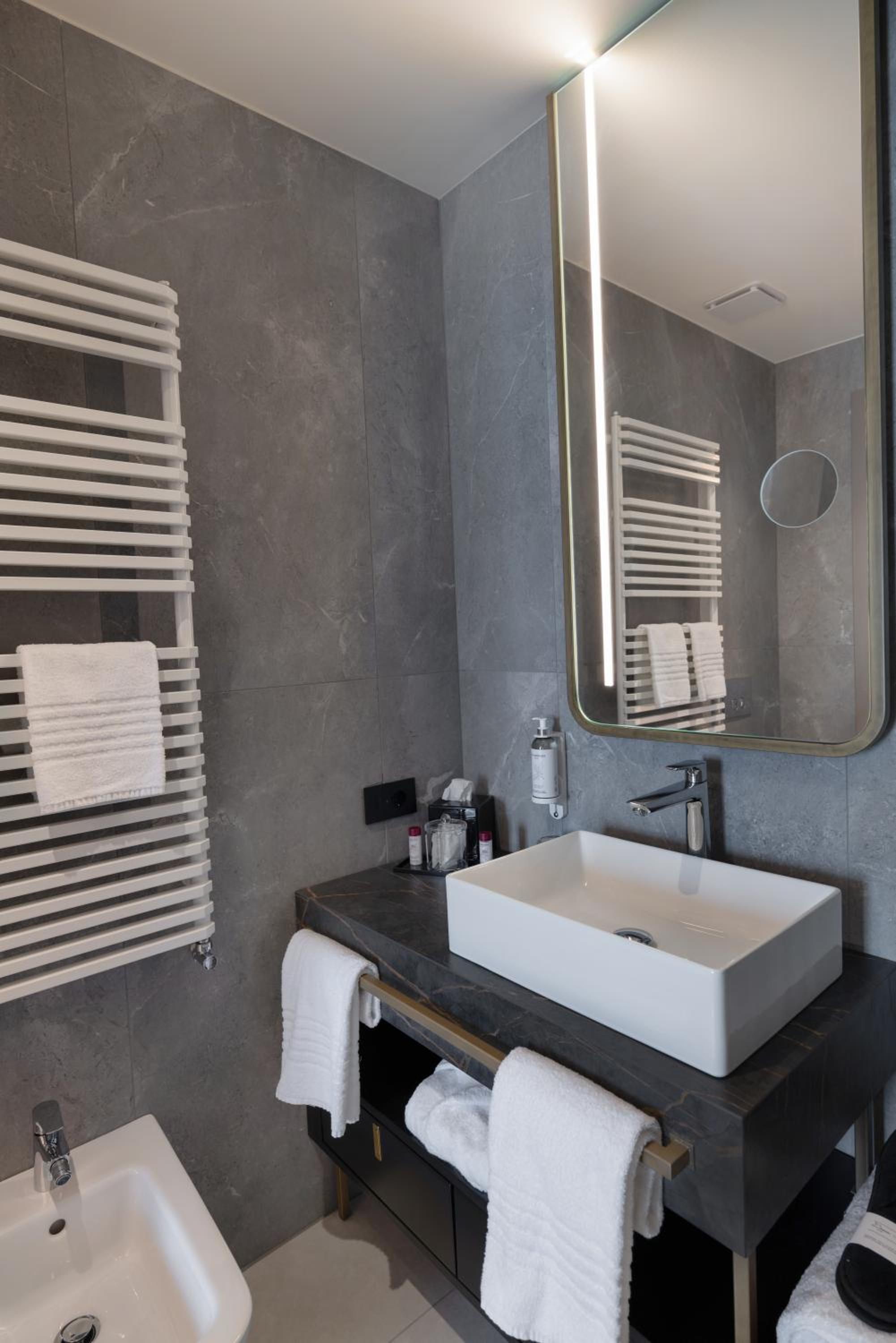 Deluxe Junior Suite - Photo 13