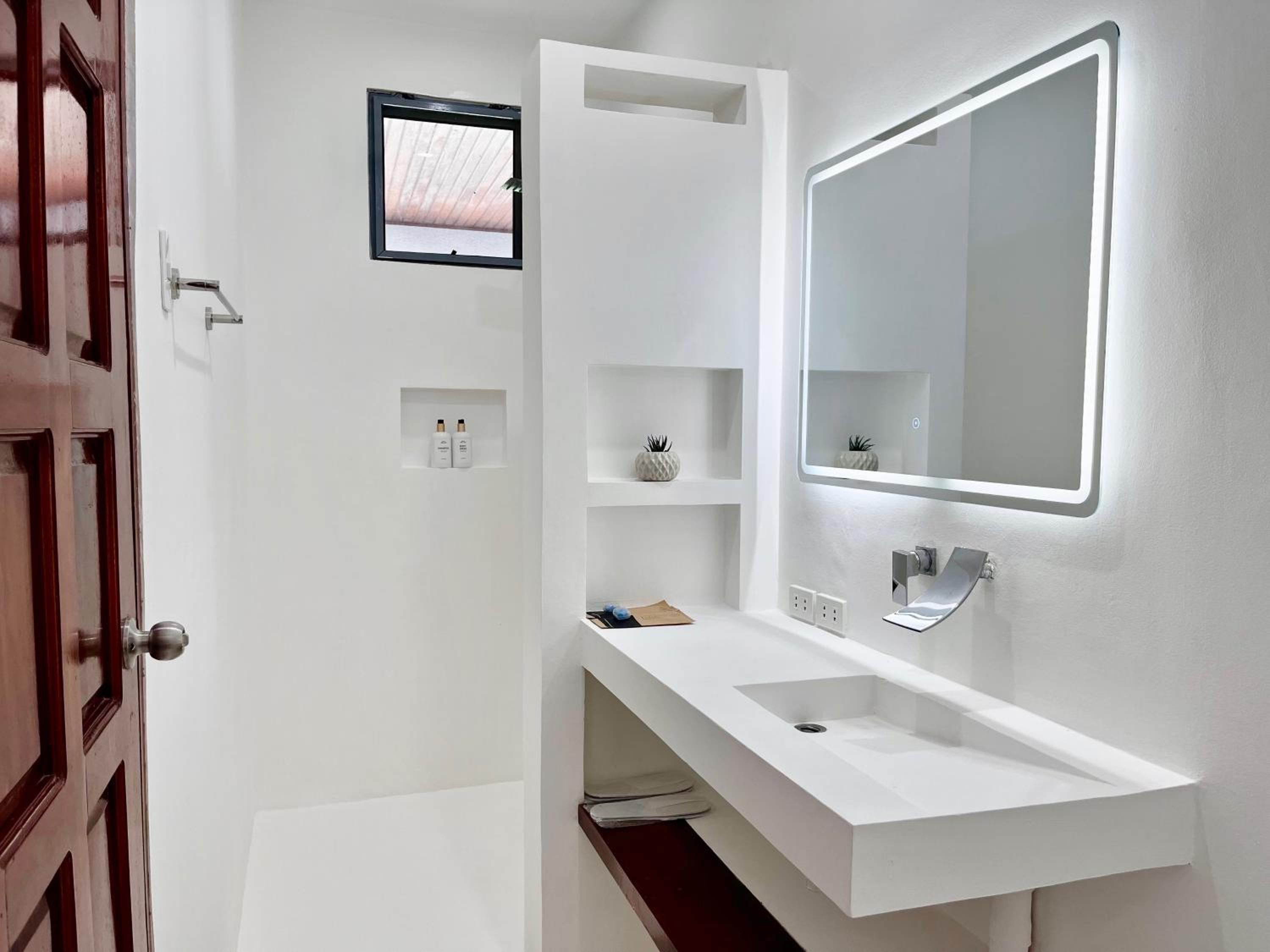 Standard King Room - Photo 11